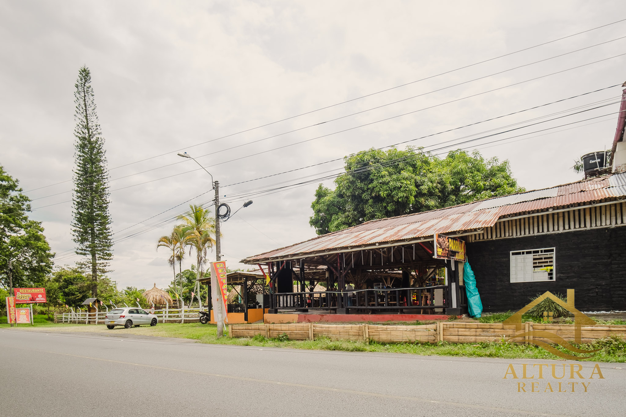 SE VENDE RESTAURANTE CON GRANJA TURISTICA CERCA AL PARQUE DEL CAFE