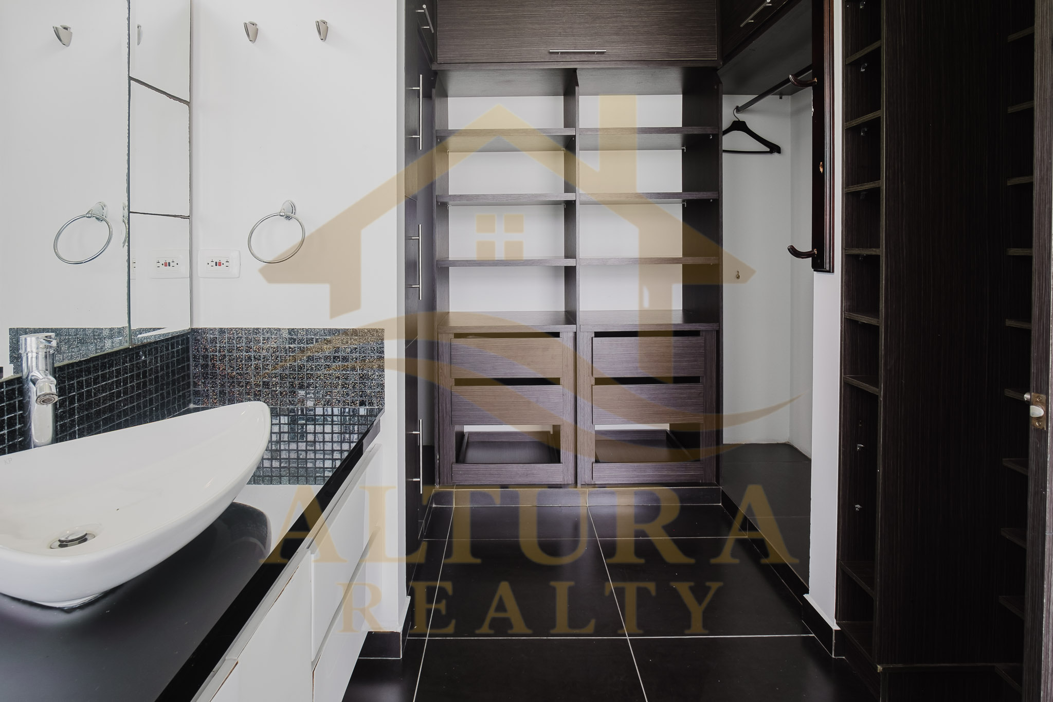 SE VENDE CASA CAMPESTRE ENTRE CIRCASIA Y ARMENIA CONJUNTO CERRADO