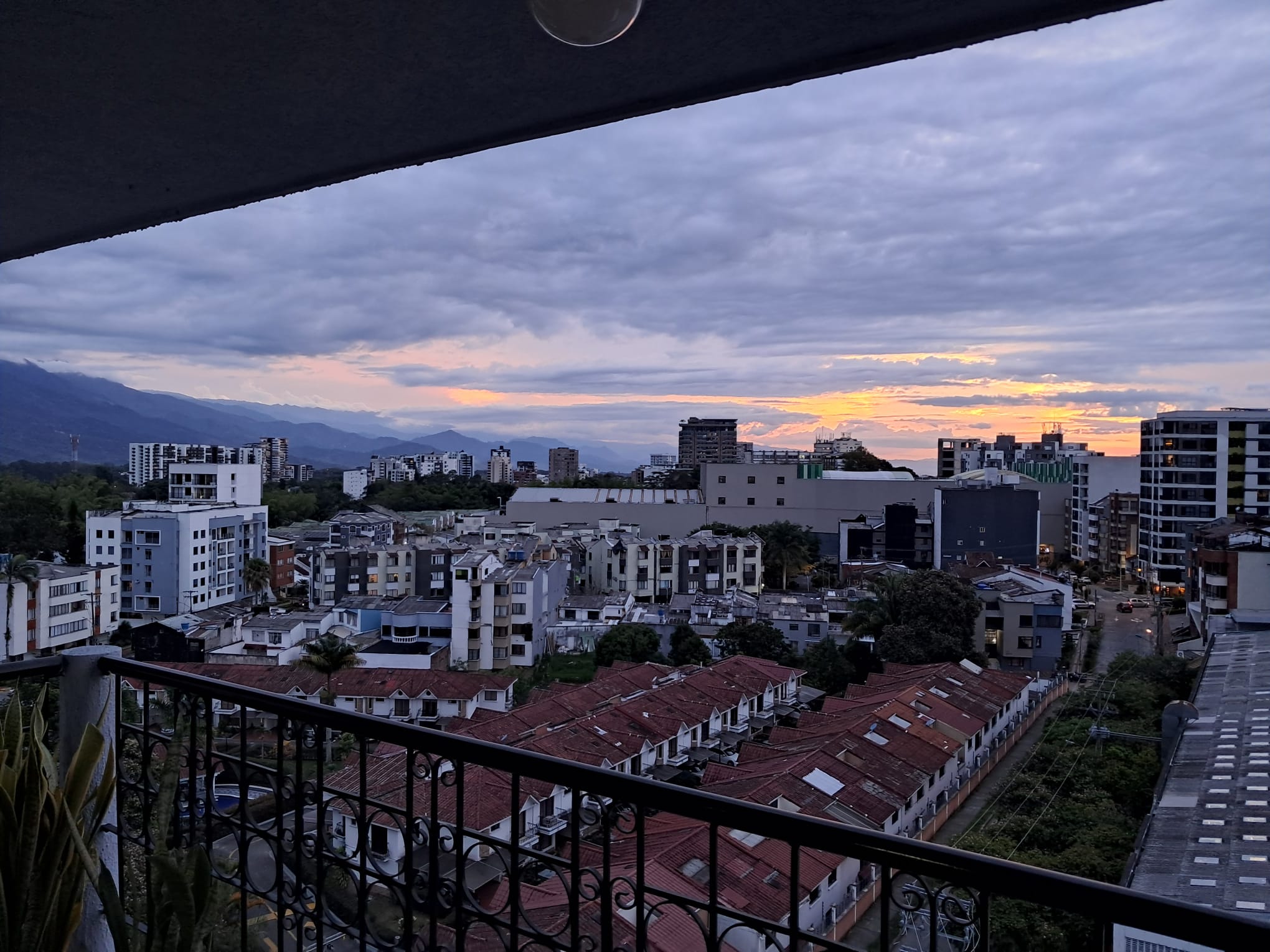 Apartamento dúplex de 3 habitaciones con dos balcones en Armenia