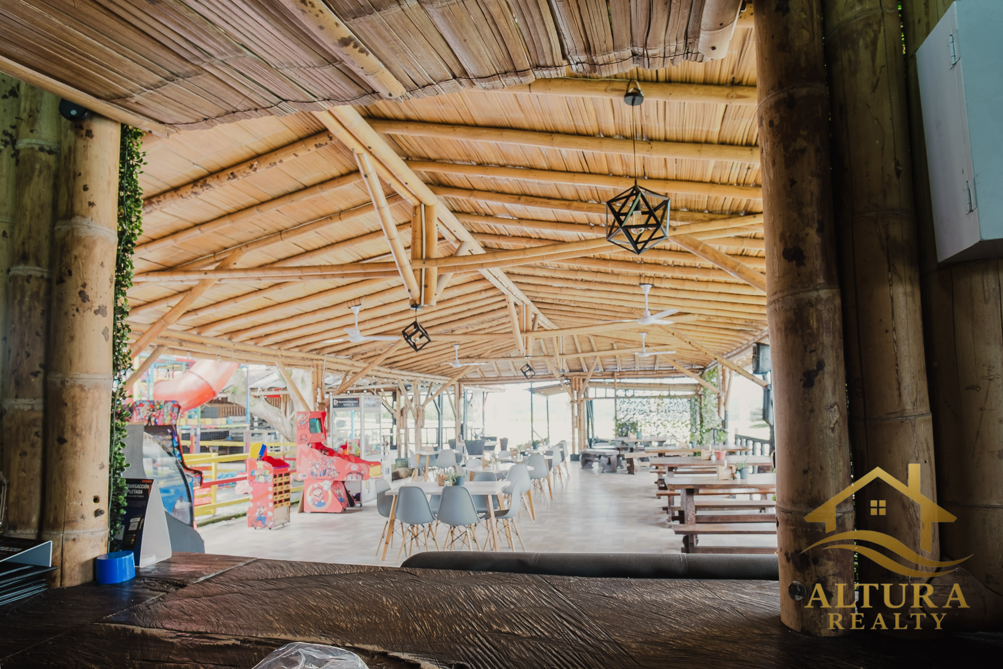 SE VENDE RESTAURANTE CON GRANJA TURISTICA CERCA AL PARQUE DEL CAFE