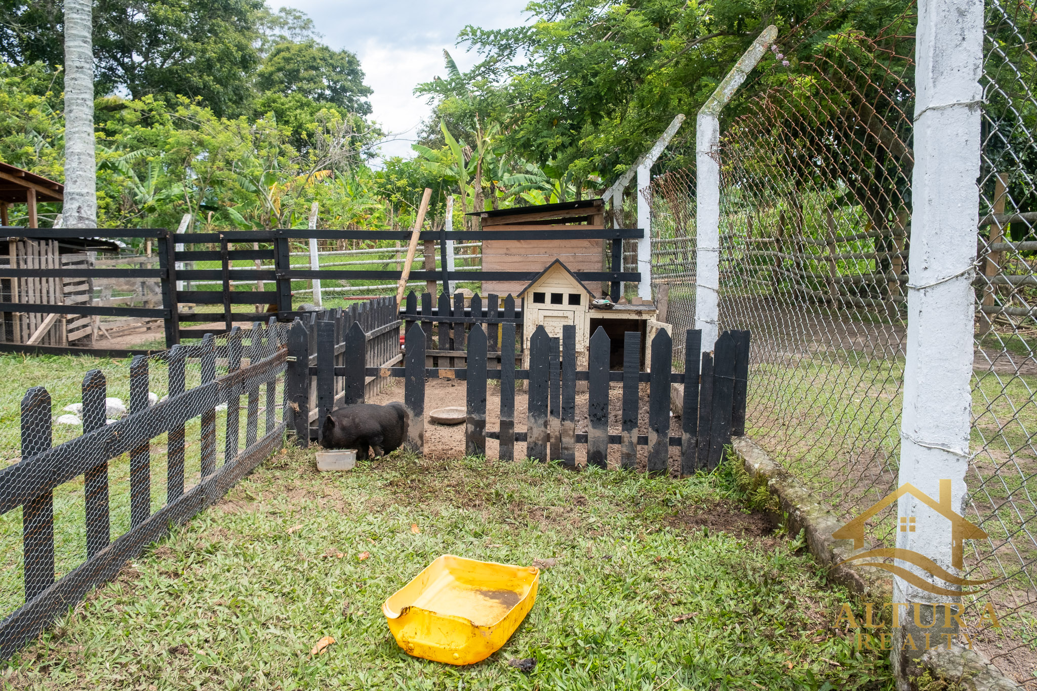 SE VENDE RESTAURANTE CON GRANJA TURISTICA CERCA AL PARQUE DEL CAFE