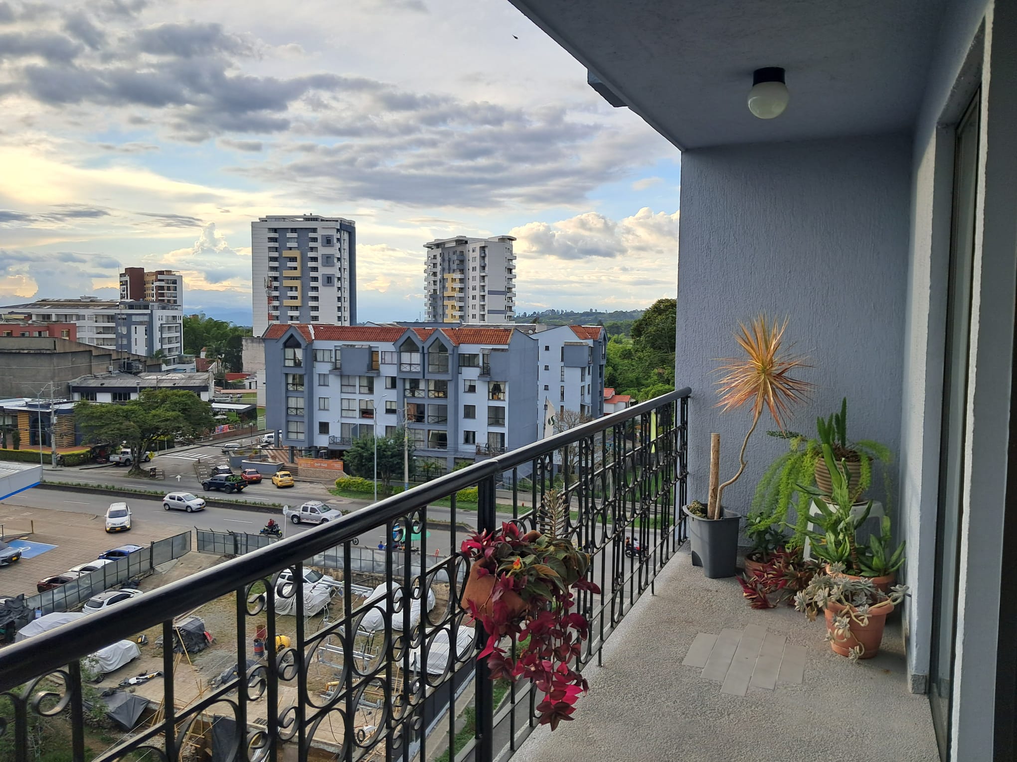 Apartamento dúplex de 3 habitaciones con dos balcones en Armenia