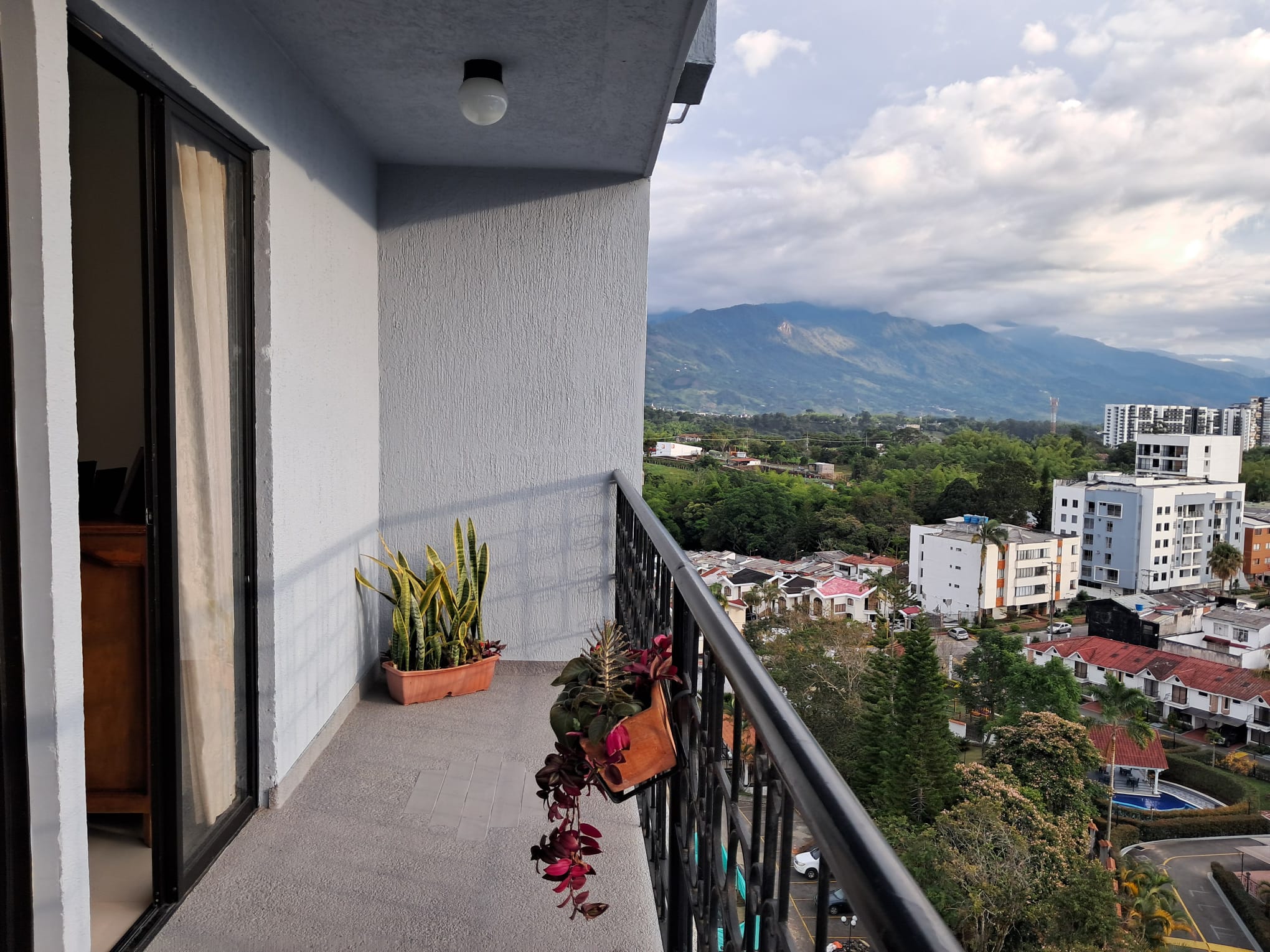 Apartamento dúplex de 3 habitaciones con dos balcones en Armenia