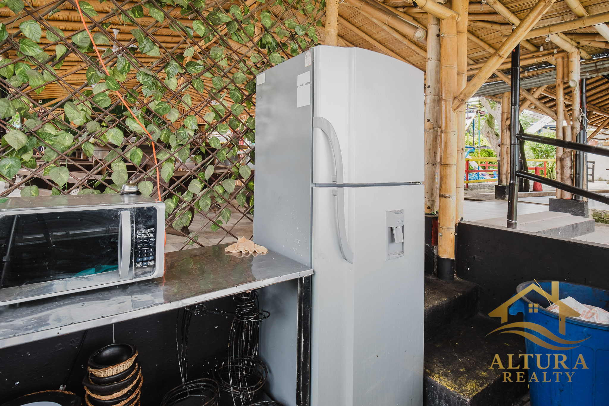 SE VENDE RESTAURANTE CON GRANJA TURISTICA CERCA AL PARQUE DEL CAFE