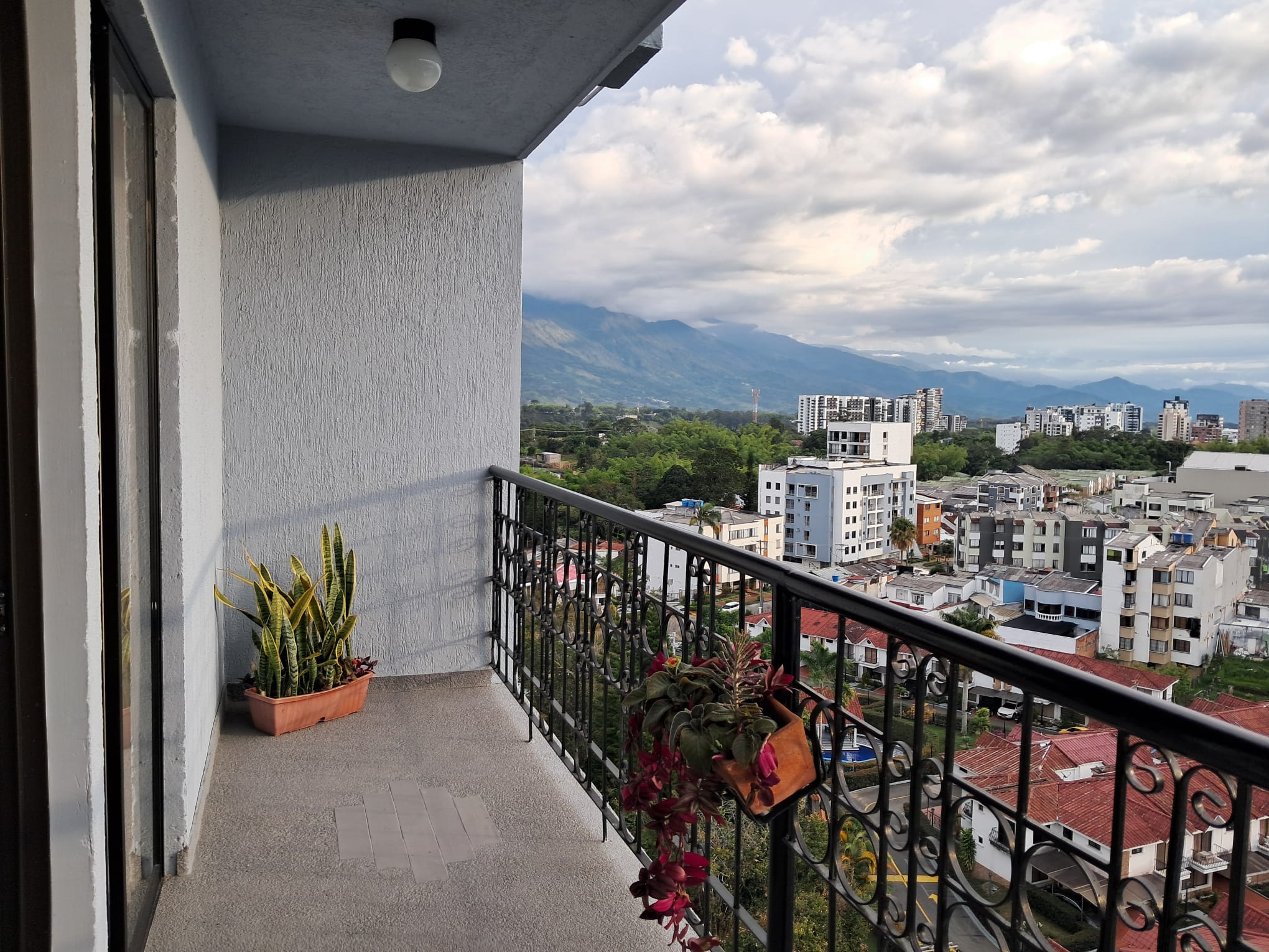 Apartamento dúplex de 3 habitaciones con dos balcones en Armenia