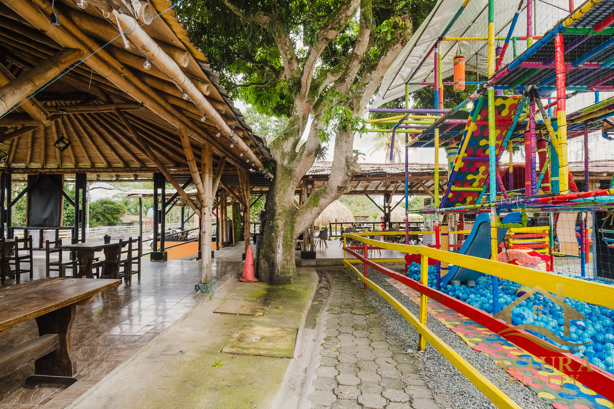 SE VENDE RESTAURANTE CON GRANJA TURISTICA CERCA AL PARQUE DEL CAFE