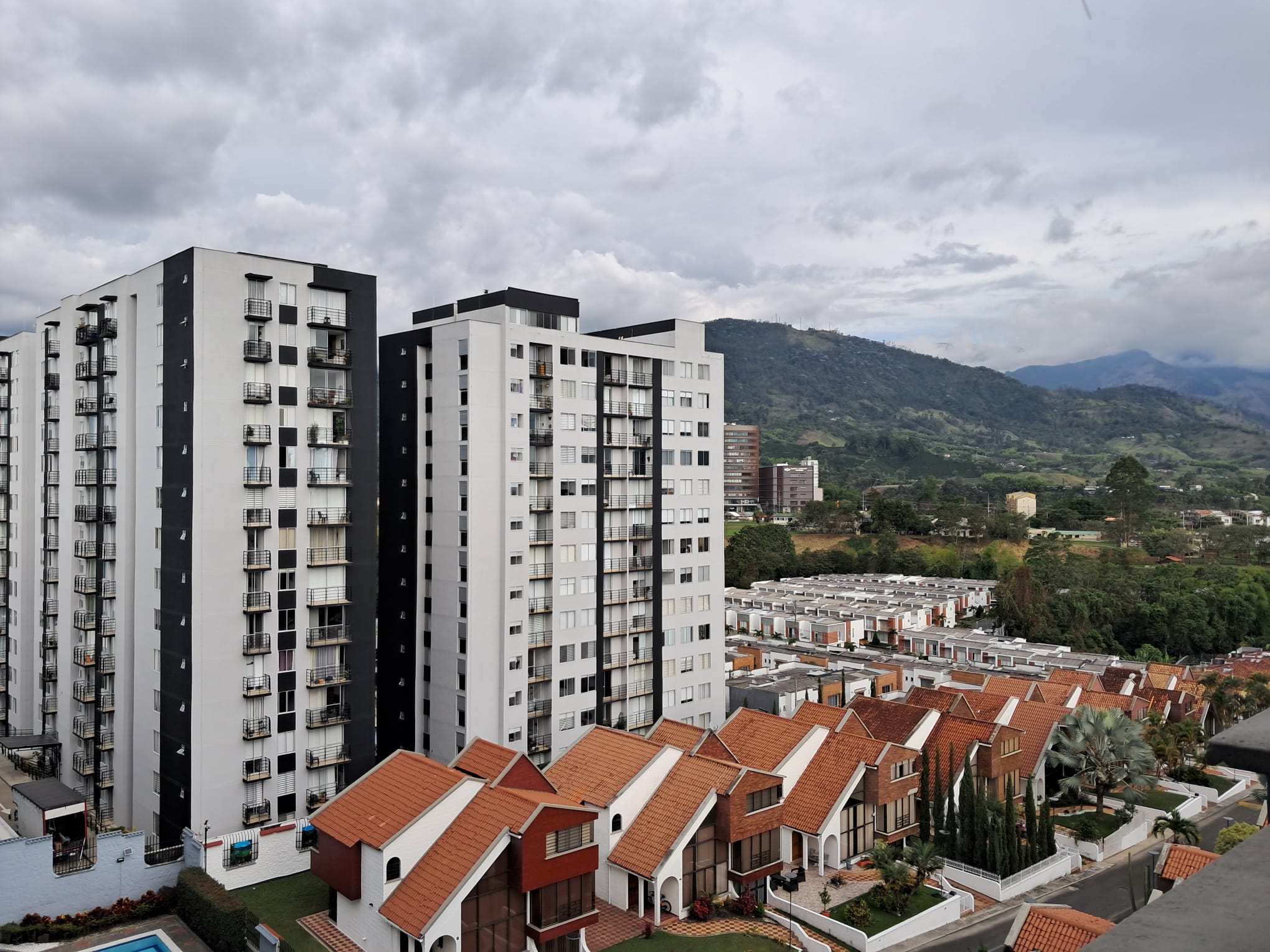 Apartamento dúplex de 3 habitaciones con dos balcones en Armenia