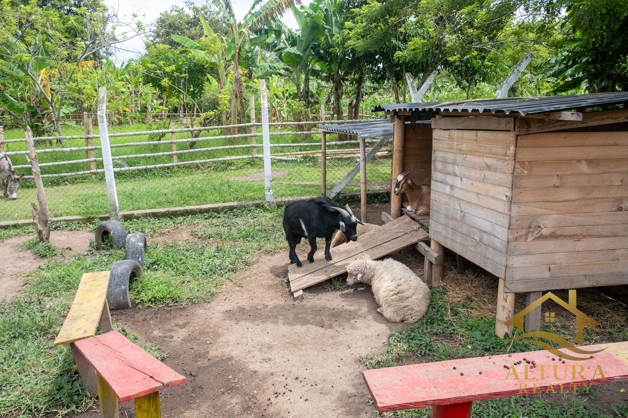 SE VENDE RESTAURANTE CON GRANJA TURISTICA CERCA AL PARQUE DEL CAFE