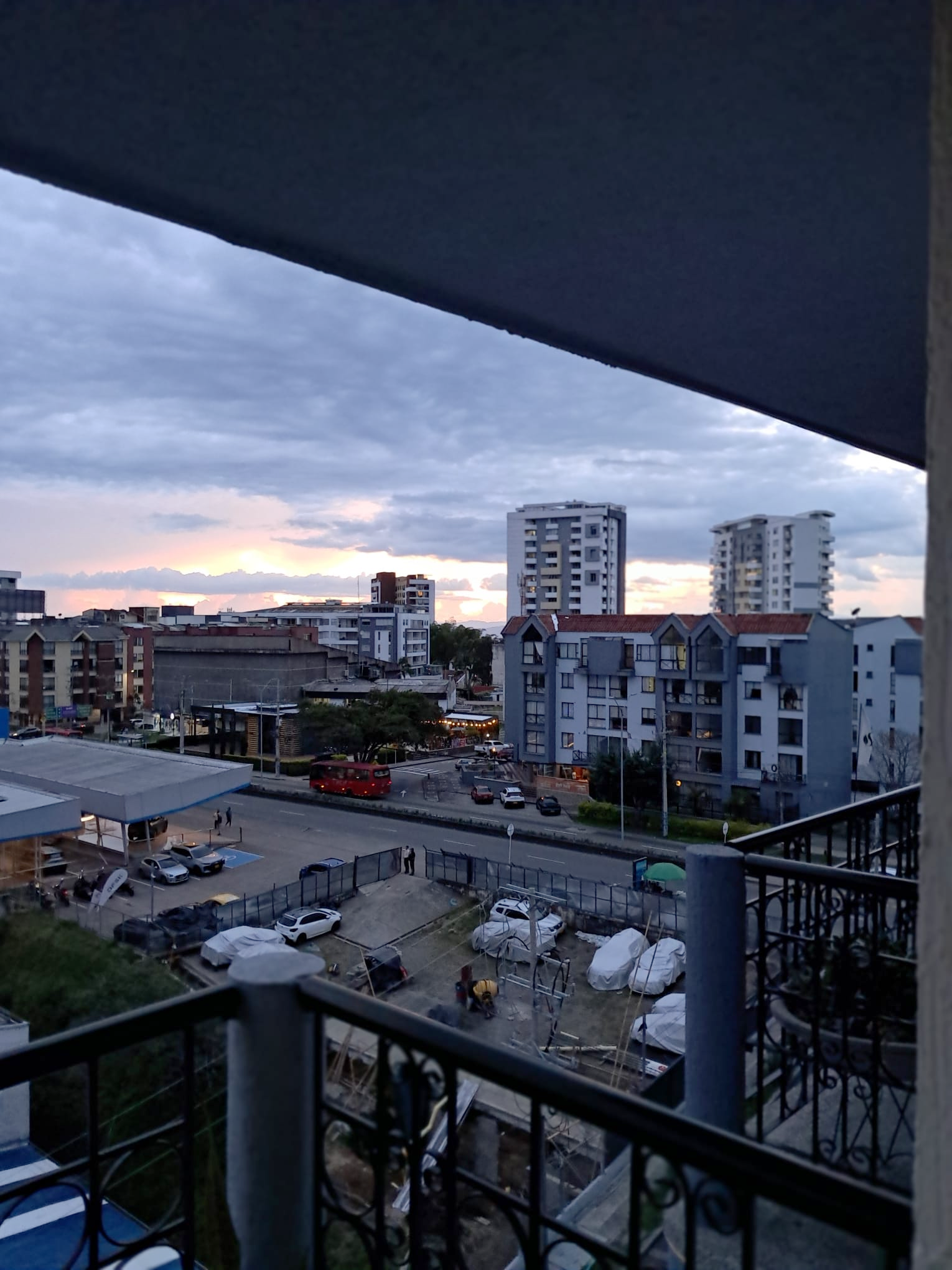 Apartamento dúplex de 3 habitaciones con dos balcones en Armenia