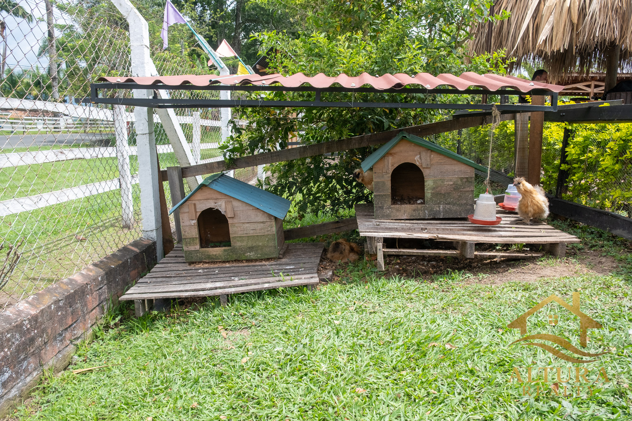SE VENDE RESTAURANTE CON GRANJA TURISTICA CERCA AL PARQUE DEL CAFE