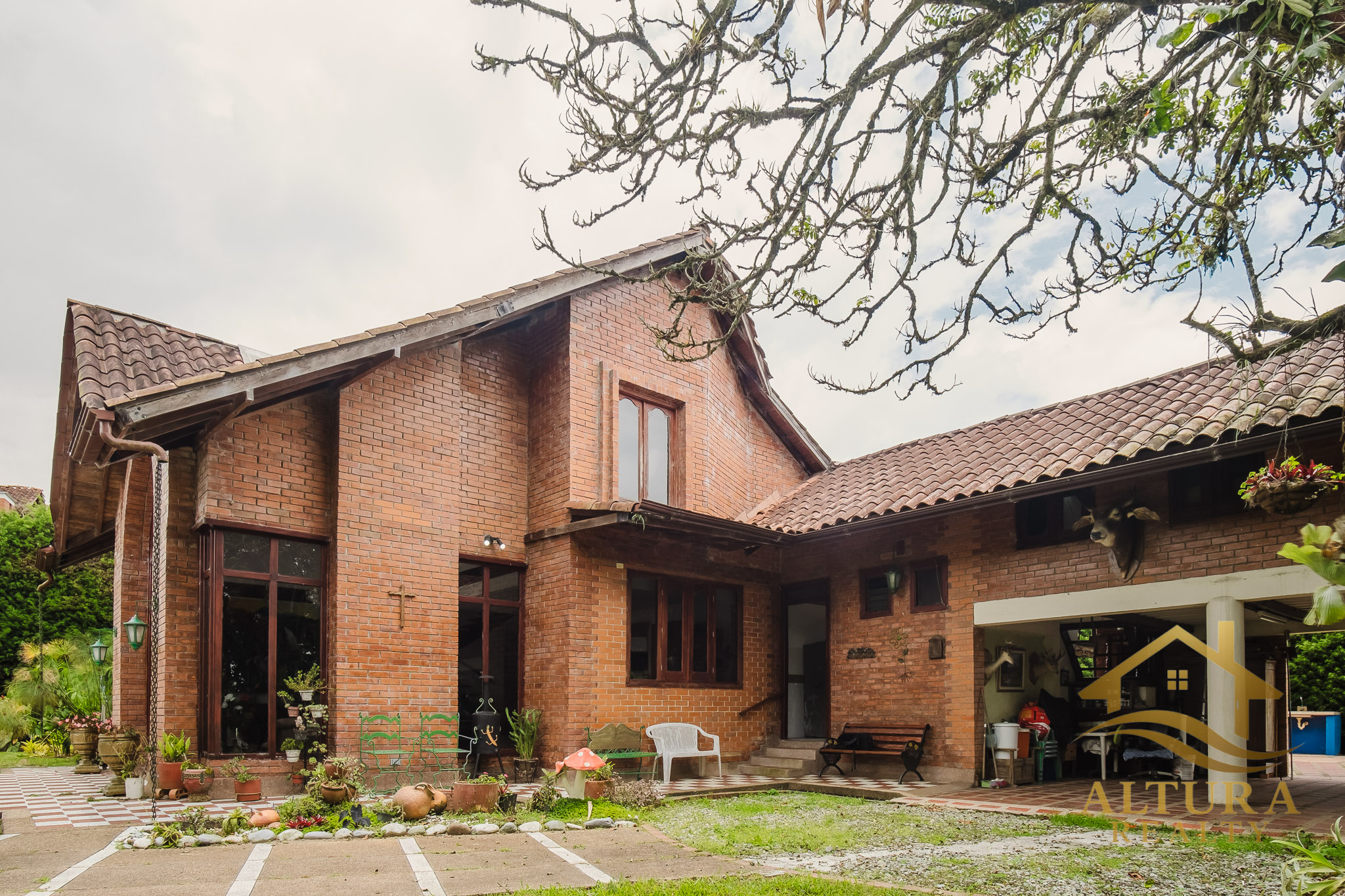 Casa Campestre  En Venta En Circasia Com Amplios Jardines-PROP-001