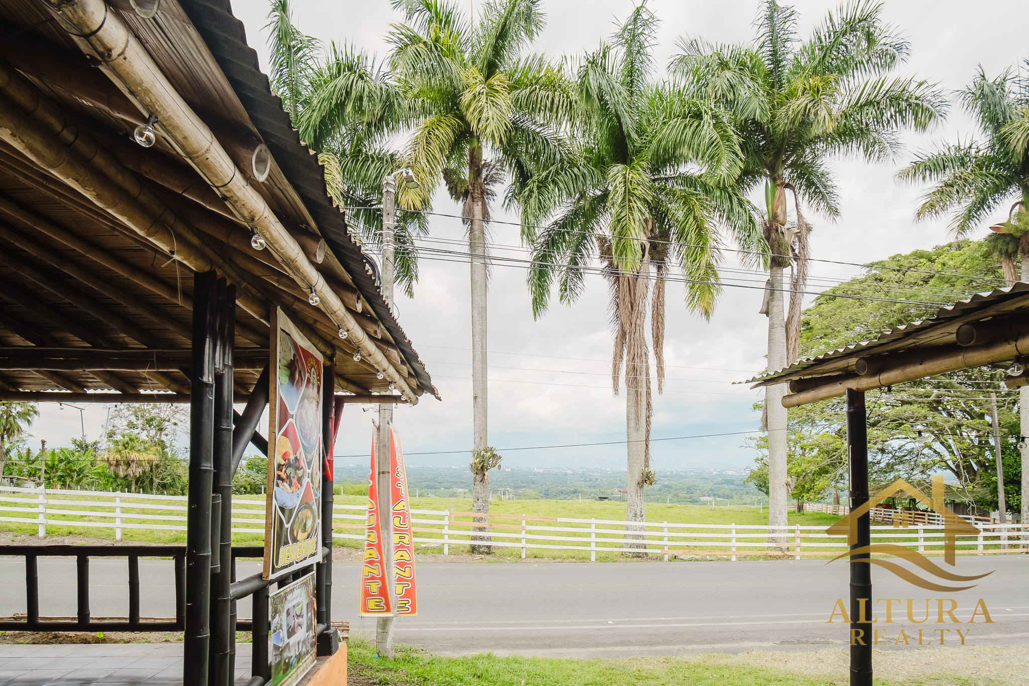 SE VENDE RESTAURANTE CON GRANJA TURISTICA CERCA AL PARQUE DEL CAFE