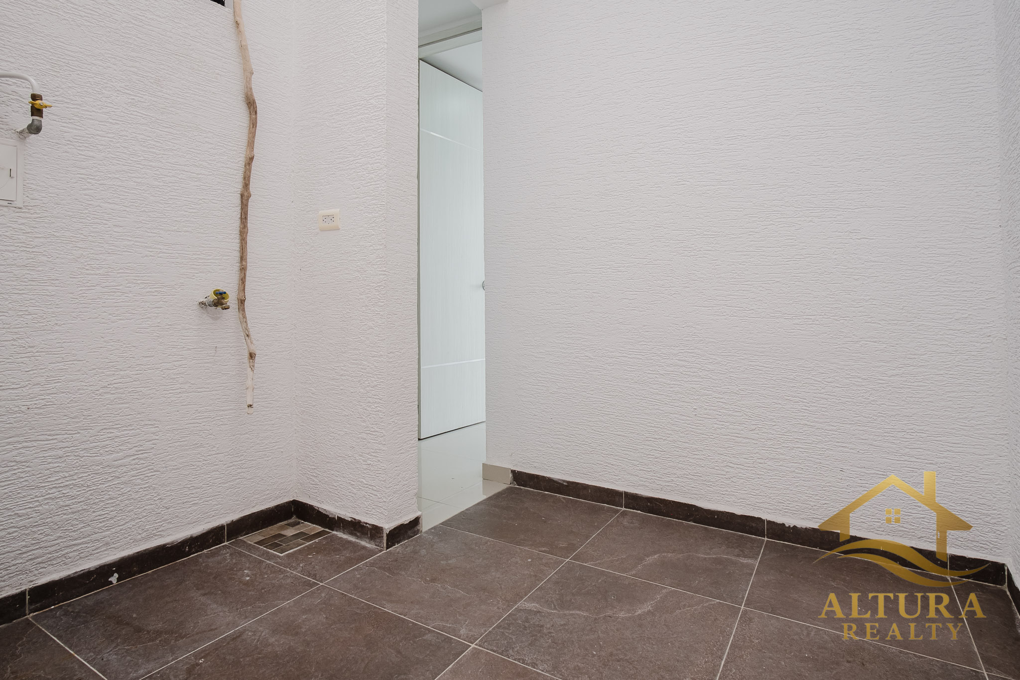 SE VENDE CASA CENTRAL EN CALARCA QUINDIO