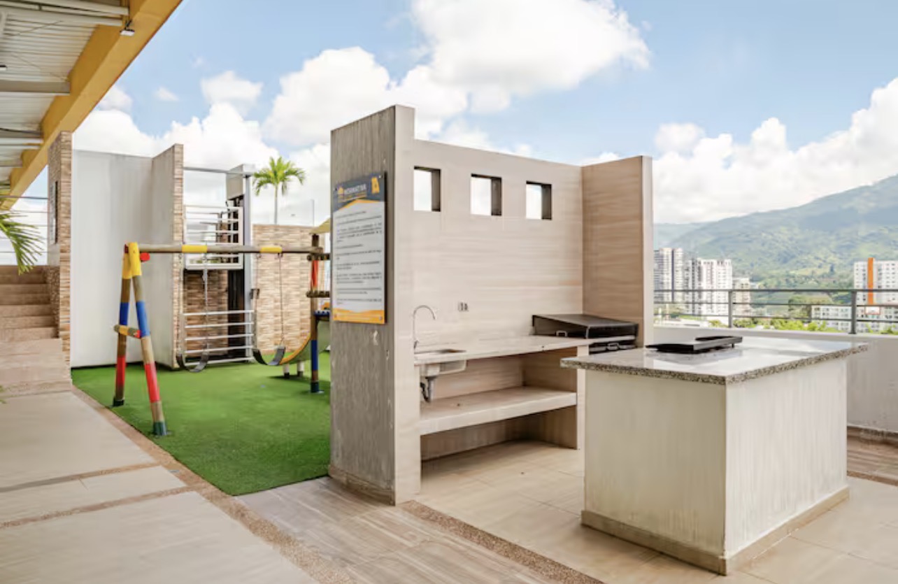 This 2 bedroom 2 bathroom apartment on the 11th floor of Clubhouse