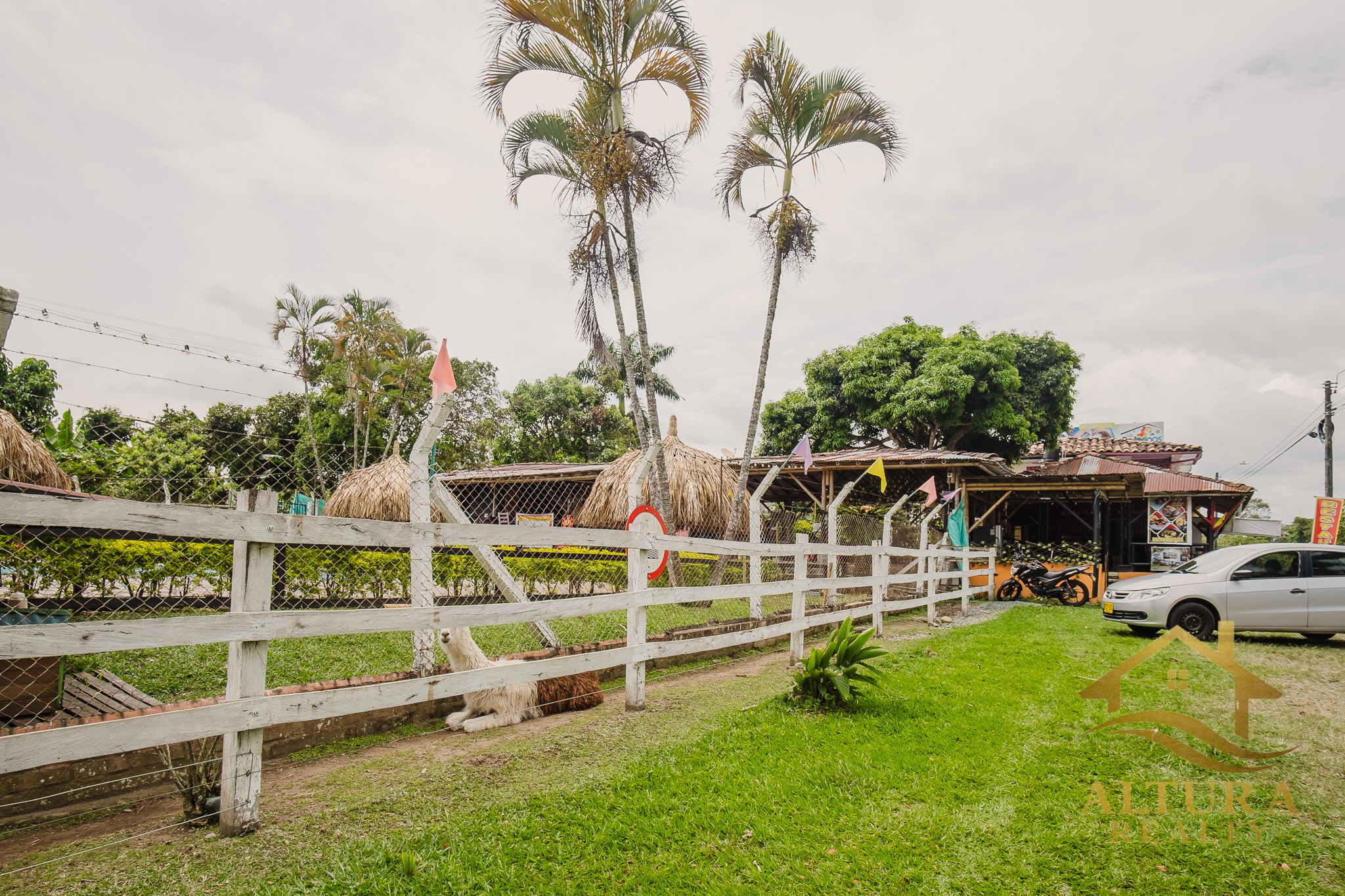 SE VENDE RESTAURANTE CON GRANJA TURISTICA CERCA AL PARQUE DEL CAFE