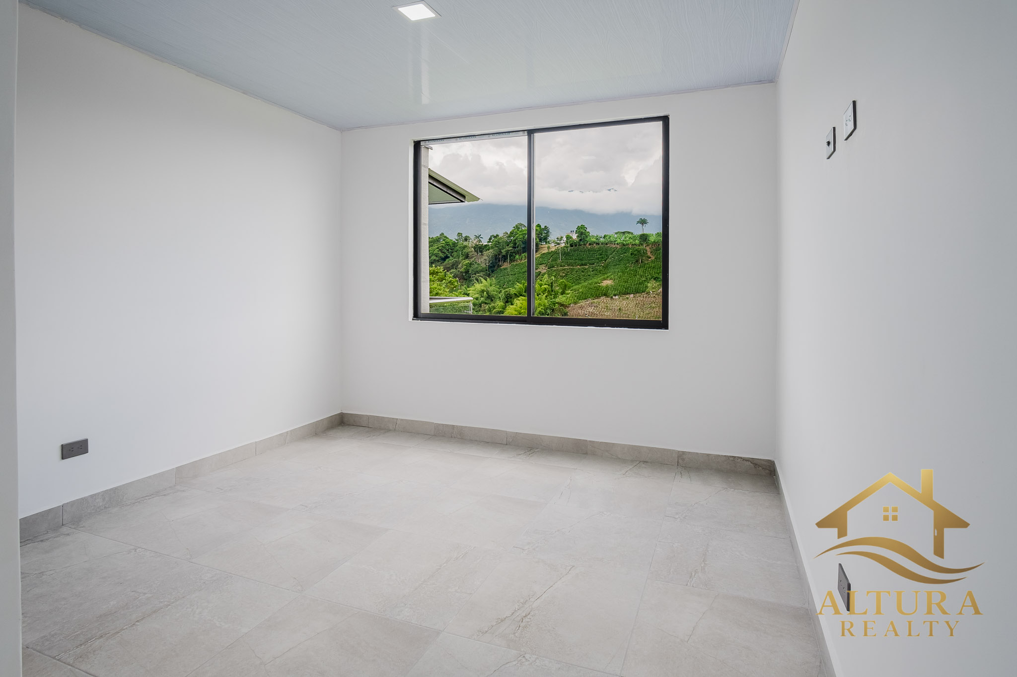 SE VENDE CASA CAMPESTRE EL CAIMO, TEBAIDA