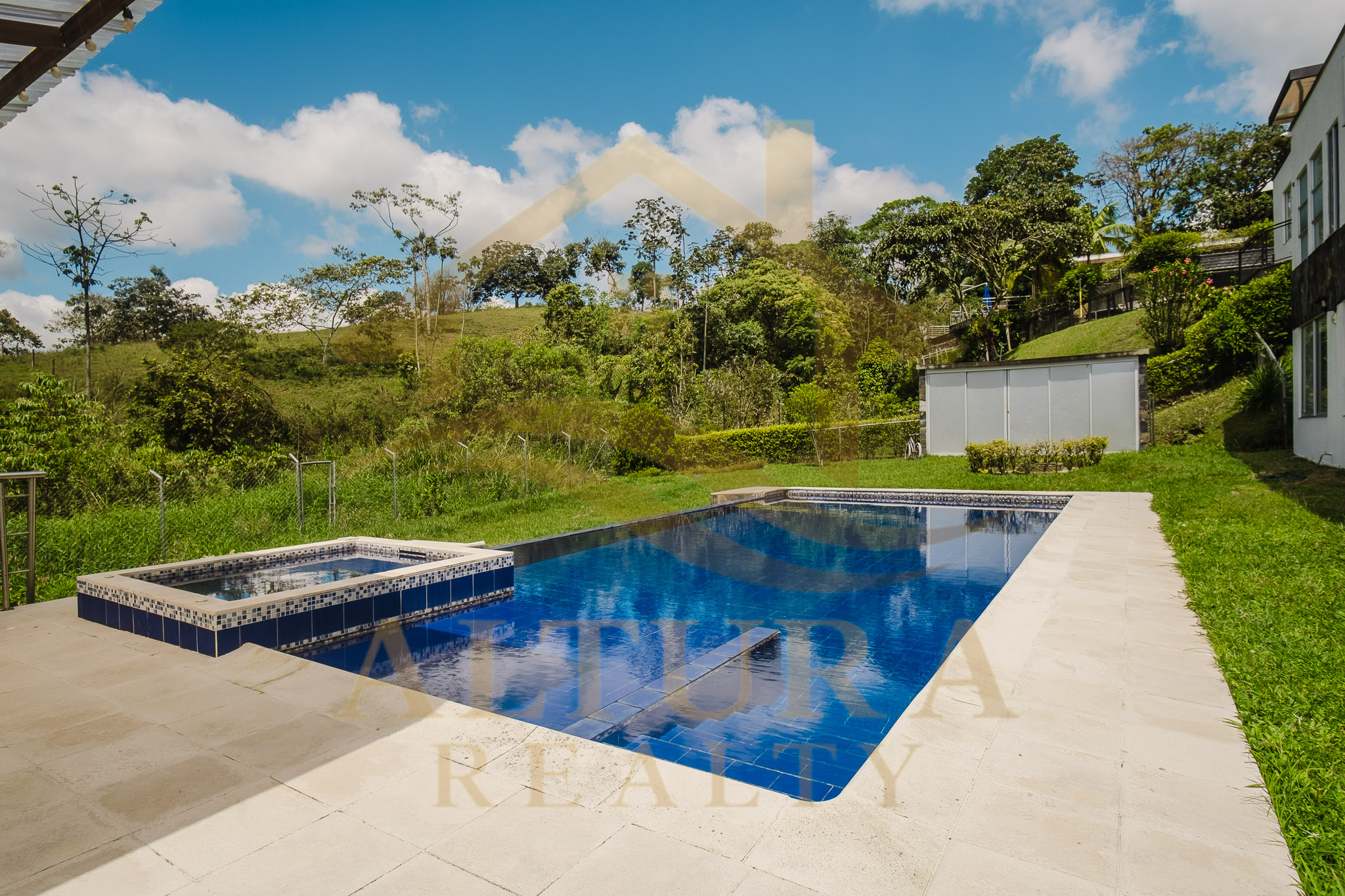 SE VENDE CASA CAMPESTRE ENTRE CIRCASIA Y ARMENIA CONJUNTO CERRADO