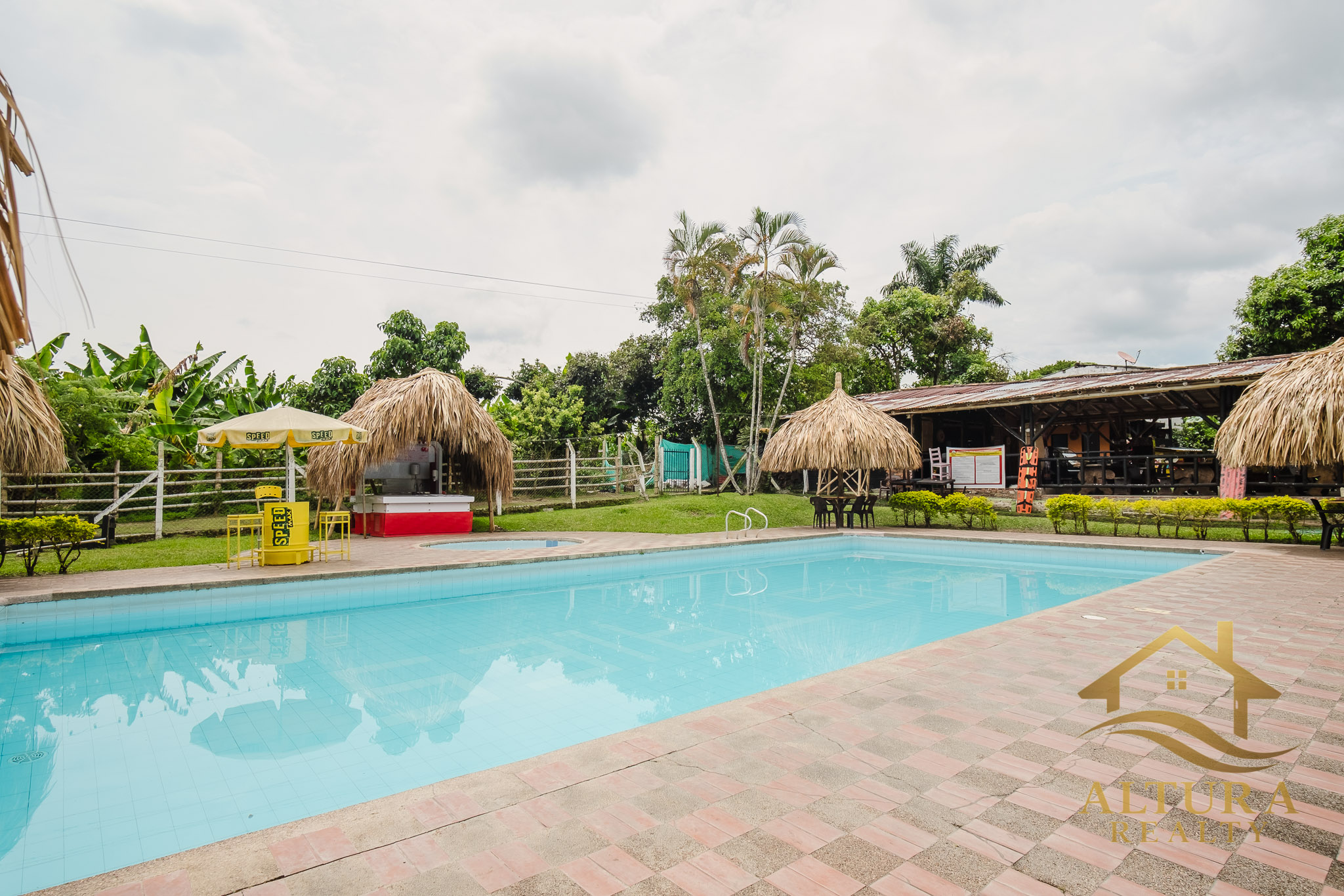 SE VENDE RESTAURANTE CON GRANJA TURISTICA CERCA AL PARQUE DEL CAFE