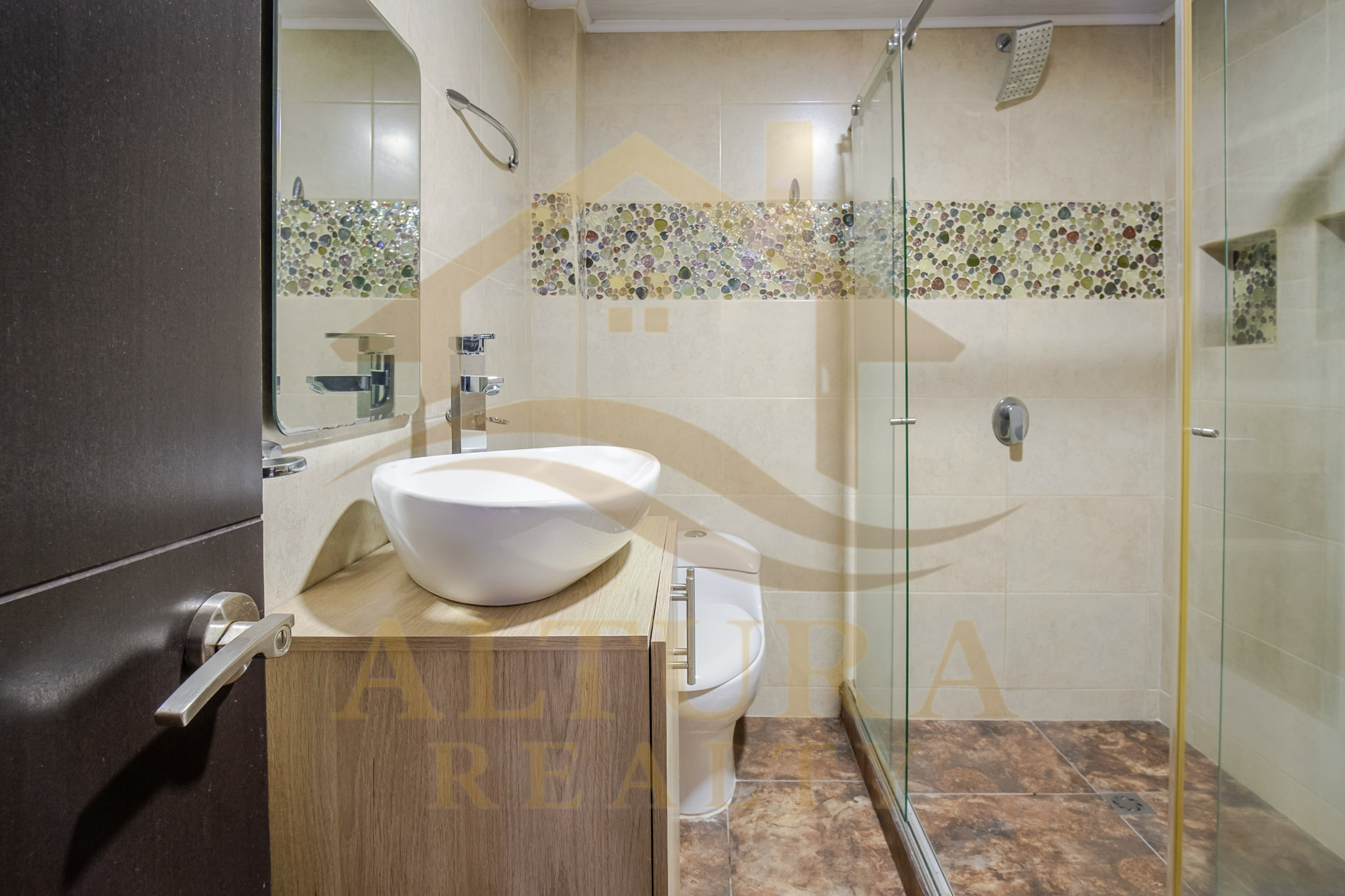 SE VENDE MODERNA CASA EN EL NORTE DE CIRCASIA