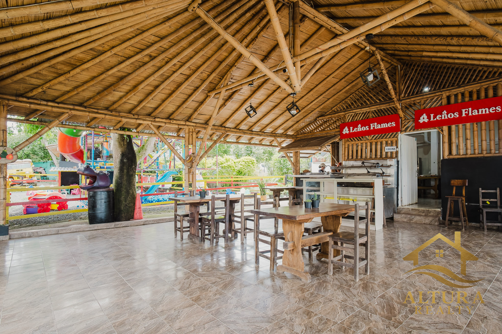 SE VENDE RESTAURANTE CON GRANJA TURISTICA CERCA AL PARQUE DEL CAFE