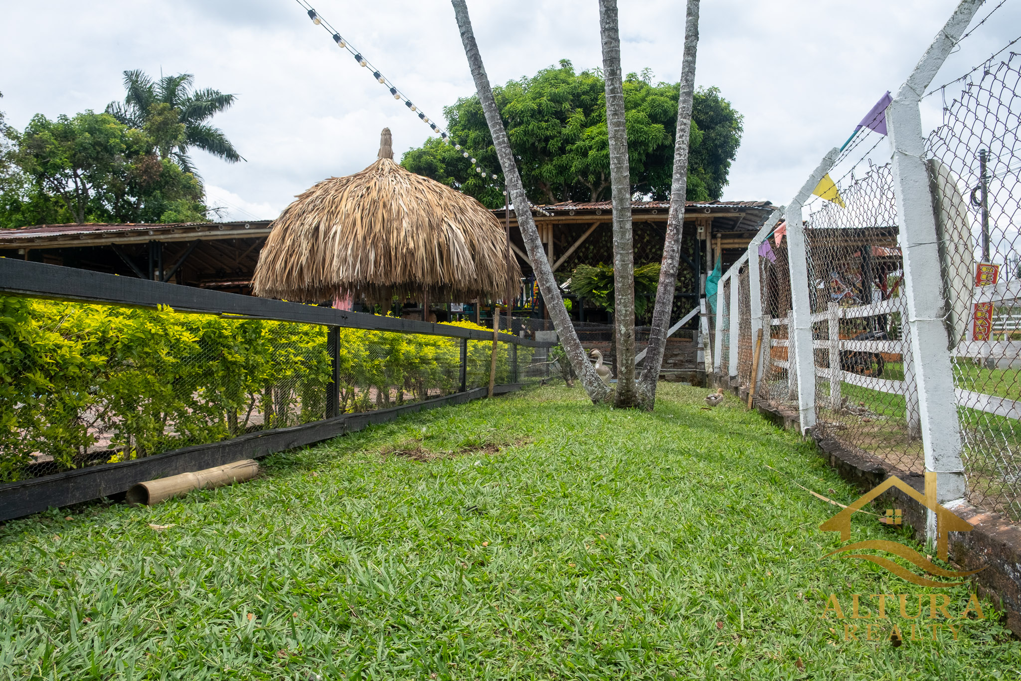 SE VENDE RESTAURANTE CON GRANJA TURISTICA CERCA AL PARQUE DEL CAFE