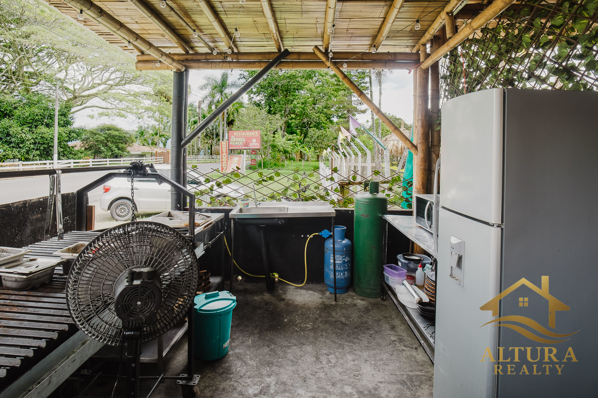 SE VENDE RESTAURANTE CON GRANJA TURISTICA CERCA AL PARQUE DEL CAFE