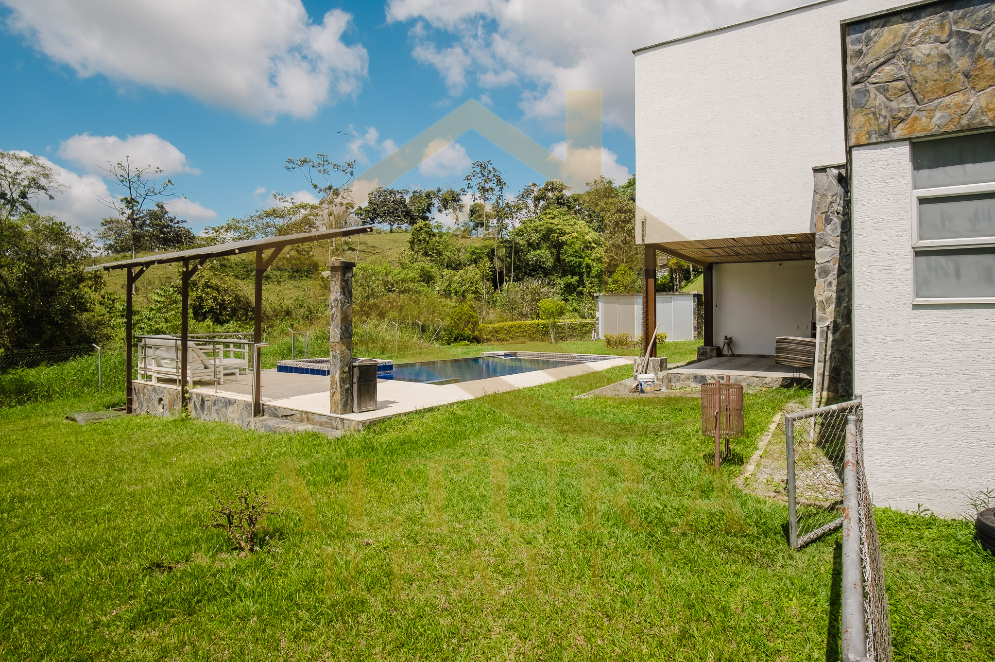SE VENDE CASA CAMPESTRE ENTRE CIRCASIA Y ARMENIA CONJUNTO CERRADO