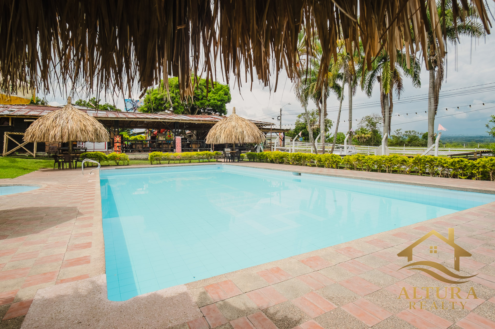 SE VENDE RESTAURANTE CON GRANJA TURISTICA CERCA AL PARQUE DEL CAFE
