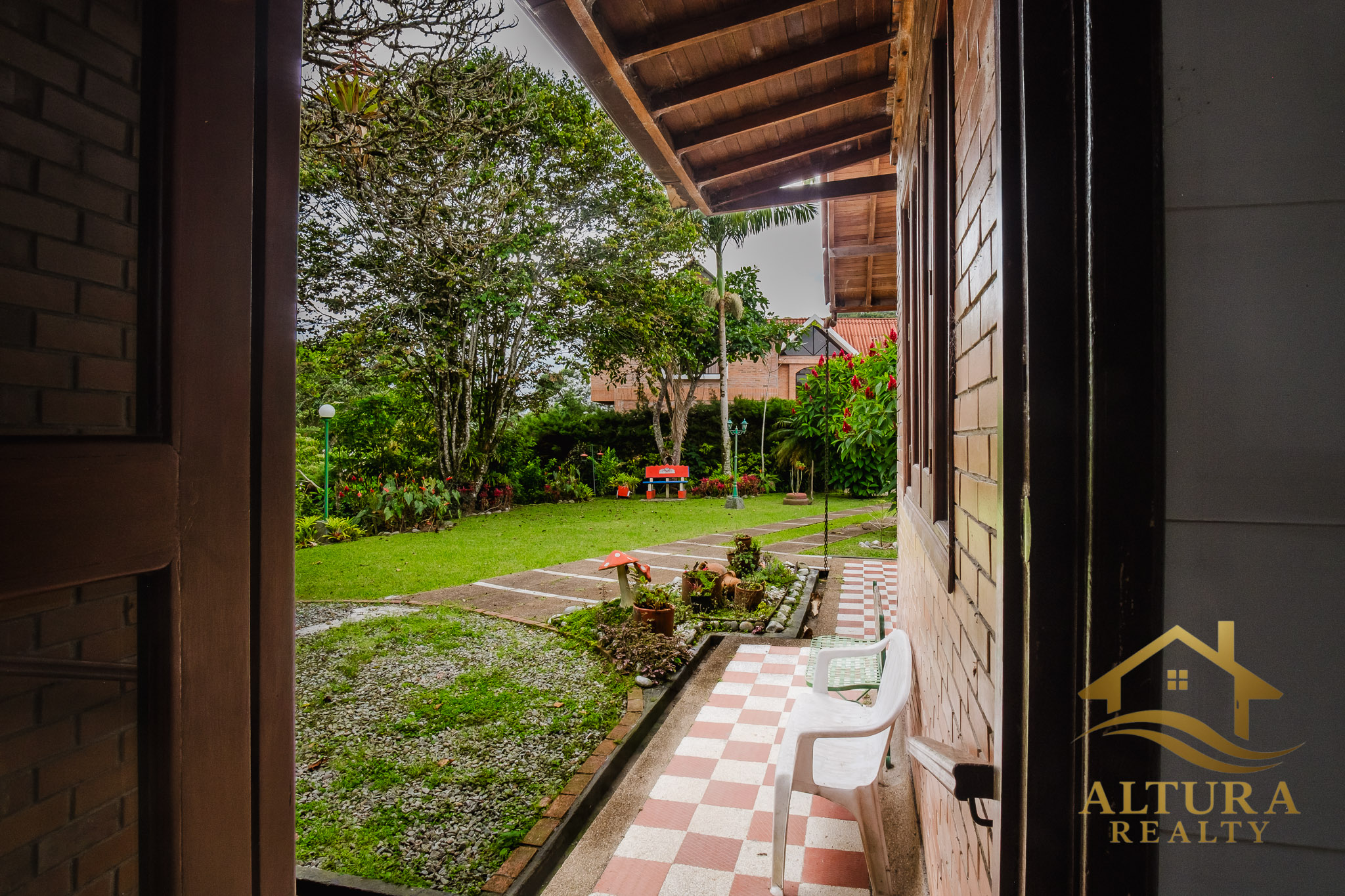 Casa Campestre  En Venta En Circasia Com Amplios Jardines-PROP-001