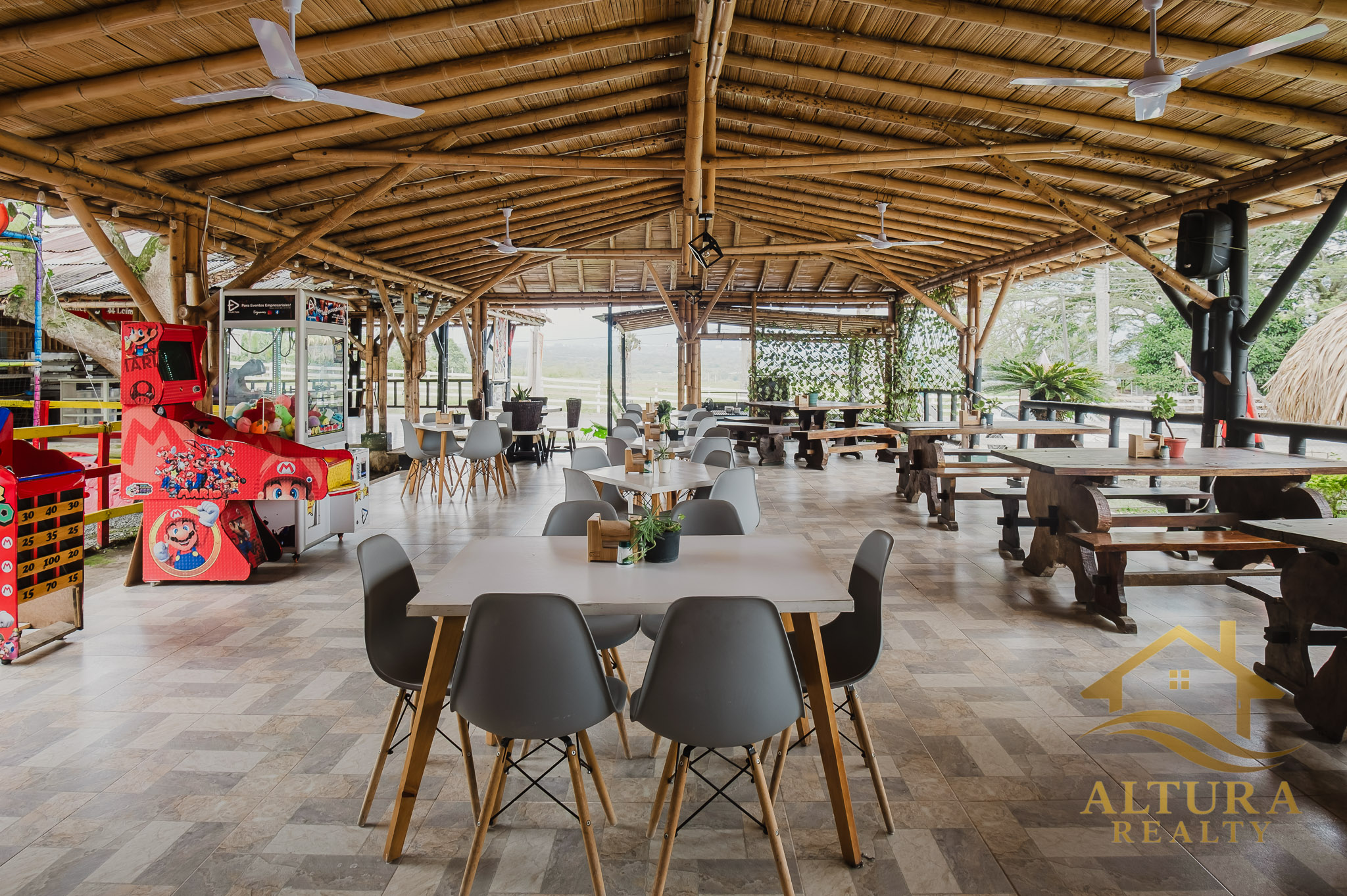 SE VENDE RESTAURANTE CON GRANJA TURISTICA CERCA AL PARQUE DEL CAFE