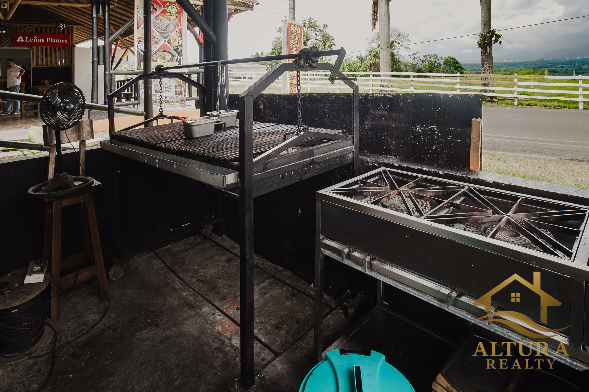 SE VENDE RESTAURANTE CON GRANJA TURISTICA CERCA AL PARQUE DEL CAFE