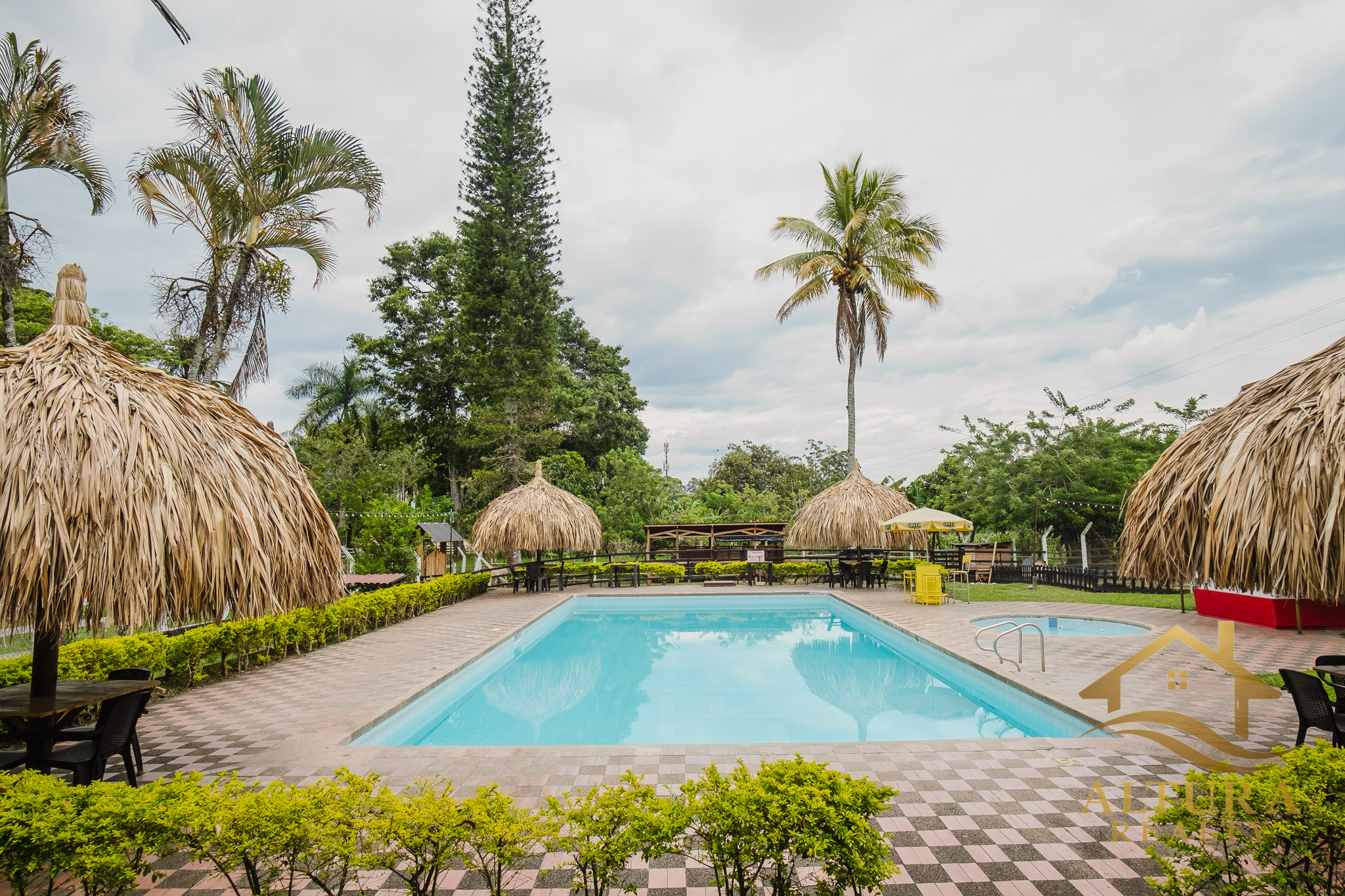 SE VENDE RESTAURANTE CON GRANJA TURISTICA CERCA AL PARQUE DEL CAFE