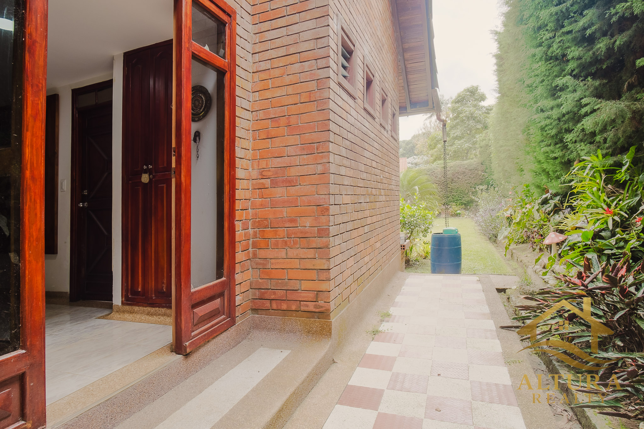 Casa Campestre  En Venta En Circasia Com Amplios Jardines-PROP-001