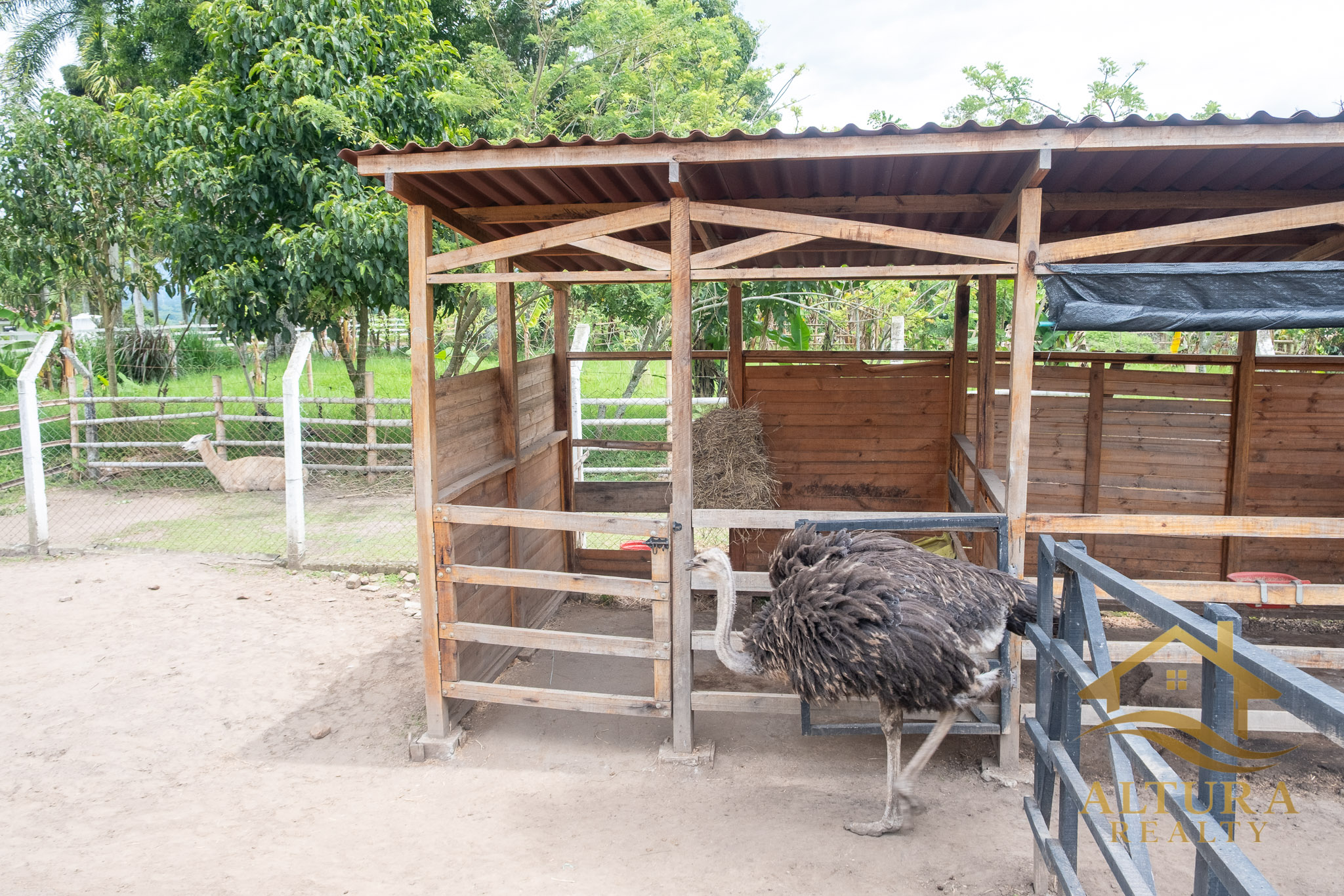 SE VENDE RESTAURANTE CON GRANJA TURISTICA CERCA AL PARQUE DEL CAFE