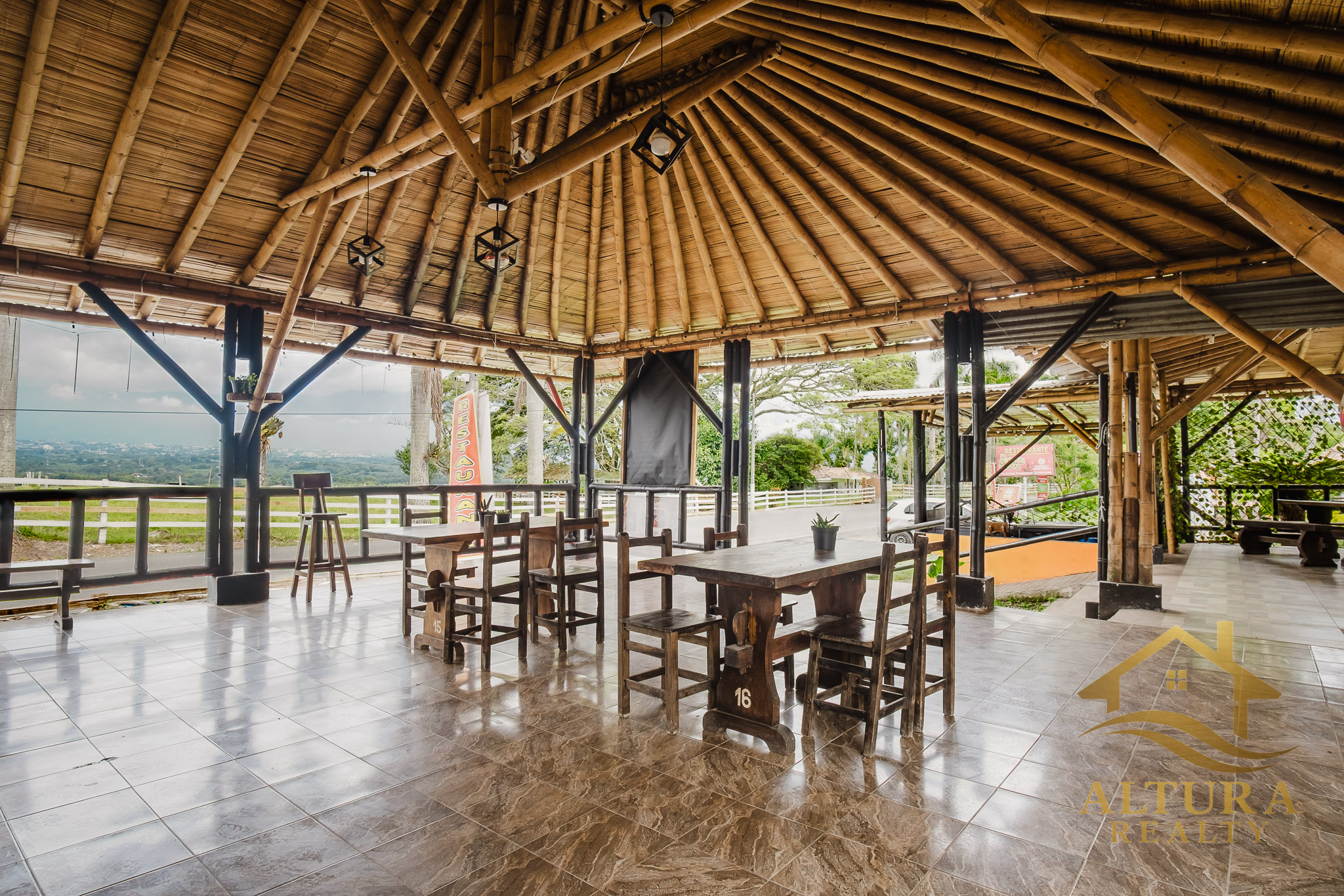 SE VENDE RESTAURANTE CON GRANJA TURISTICA CERCA AL PARQUE DEL CAFE