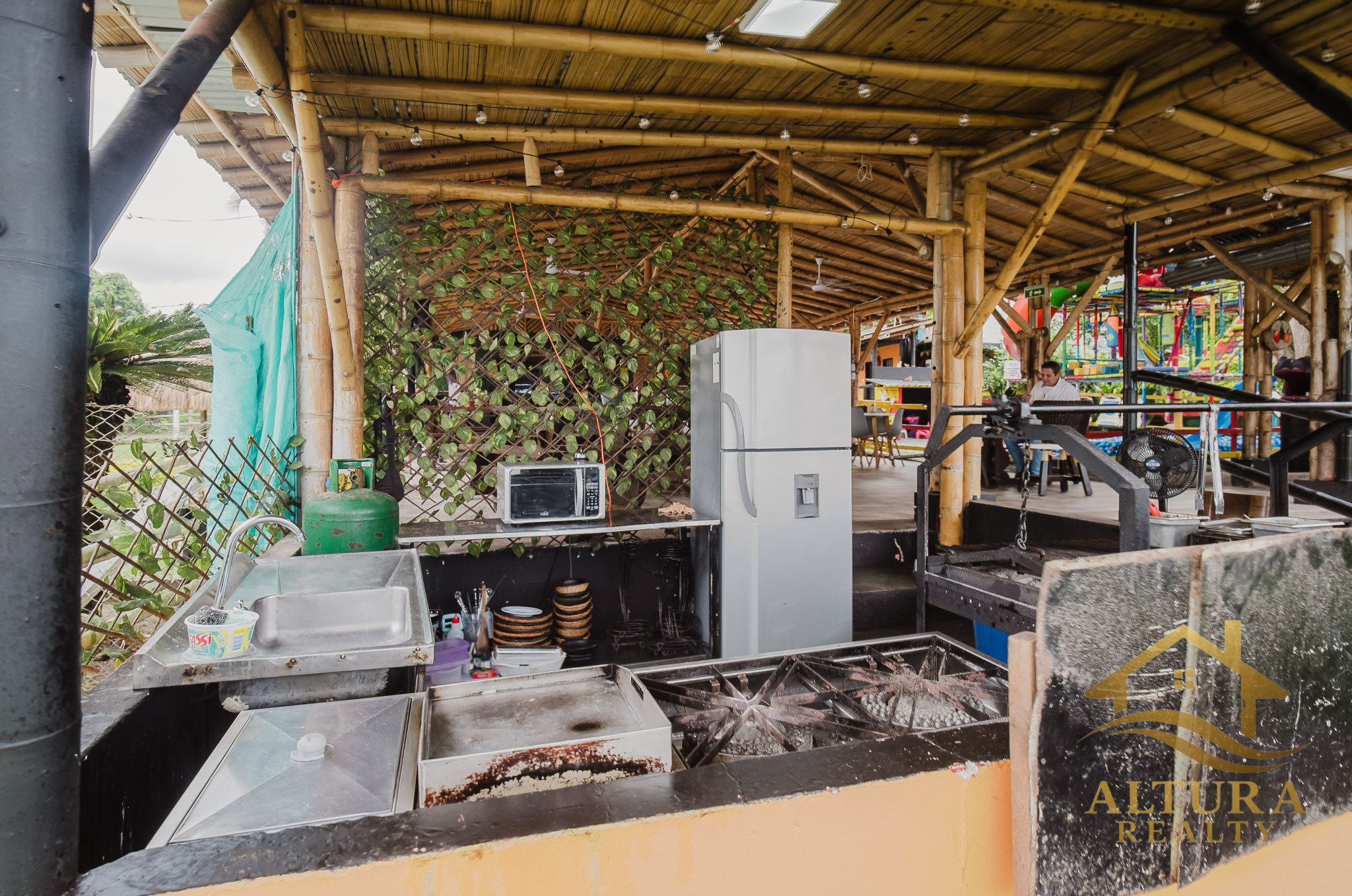 SE VENDE RESTAURANTE CON GRANJA TURISTICA CERCA AL PARQUE DEL CAFE