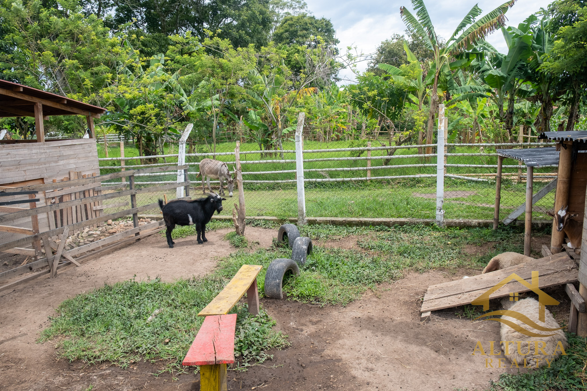 SE VENDE RESTAURANTE CON GRANJA TURISTICA CERCA AL PARQUE DEL CAFE