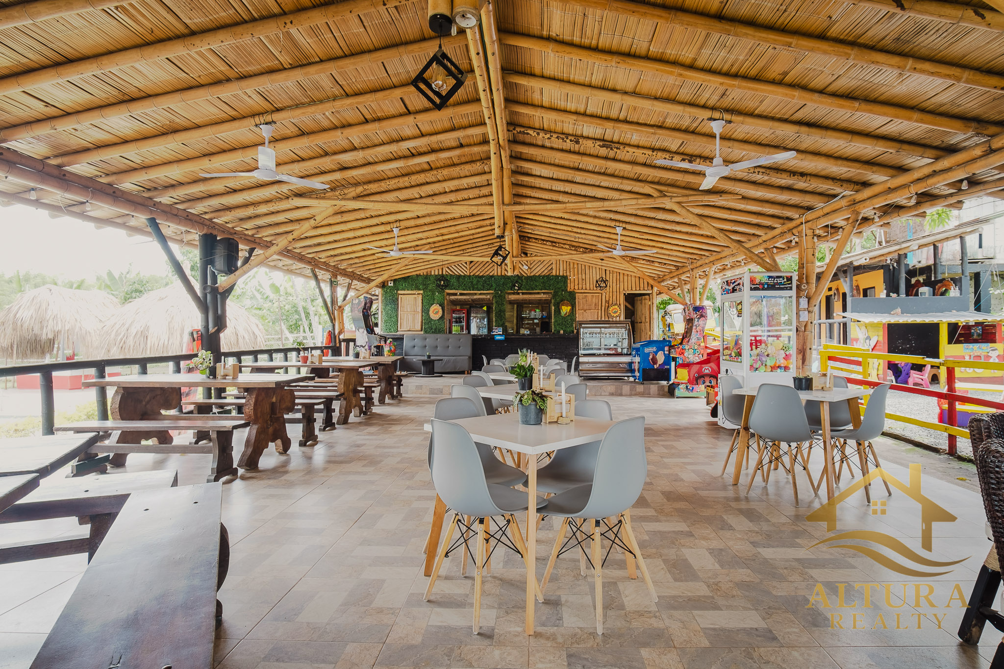 SE VENDE RESTAURANTE CON GRANJA TURISTICA CERCA AL PARQUE DEL CAFE