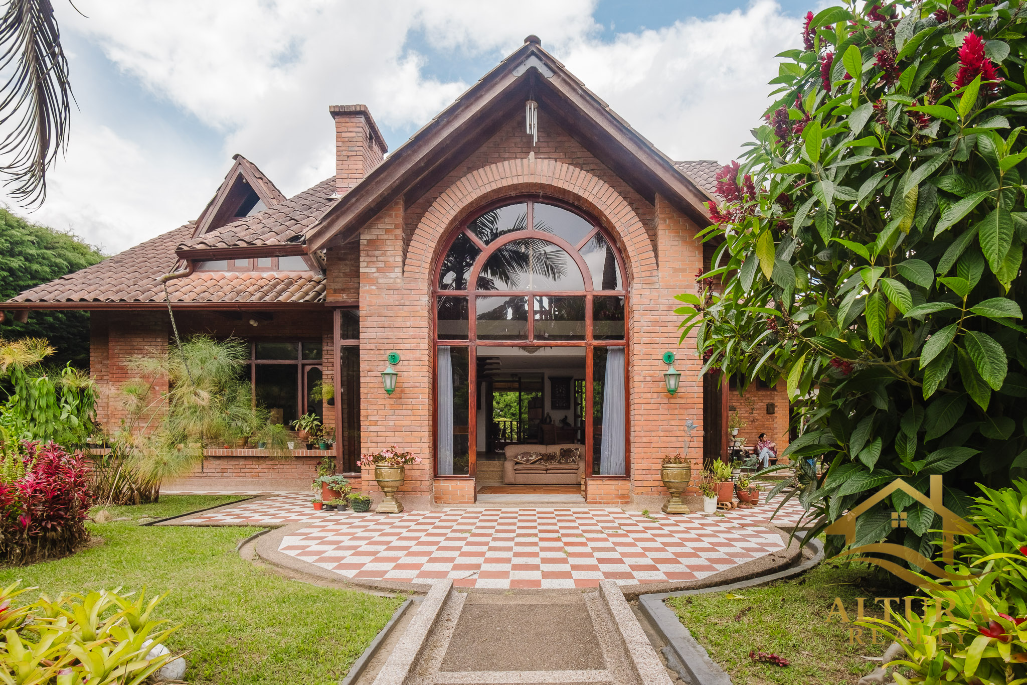 Casa Campestre  En Venta En Circasia Com Amplios Jardines-PROP-001