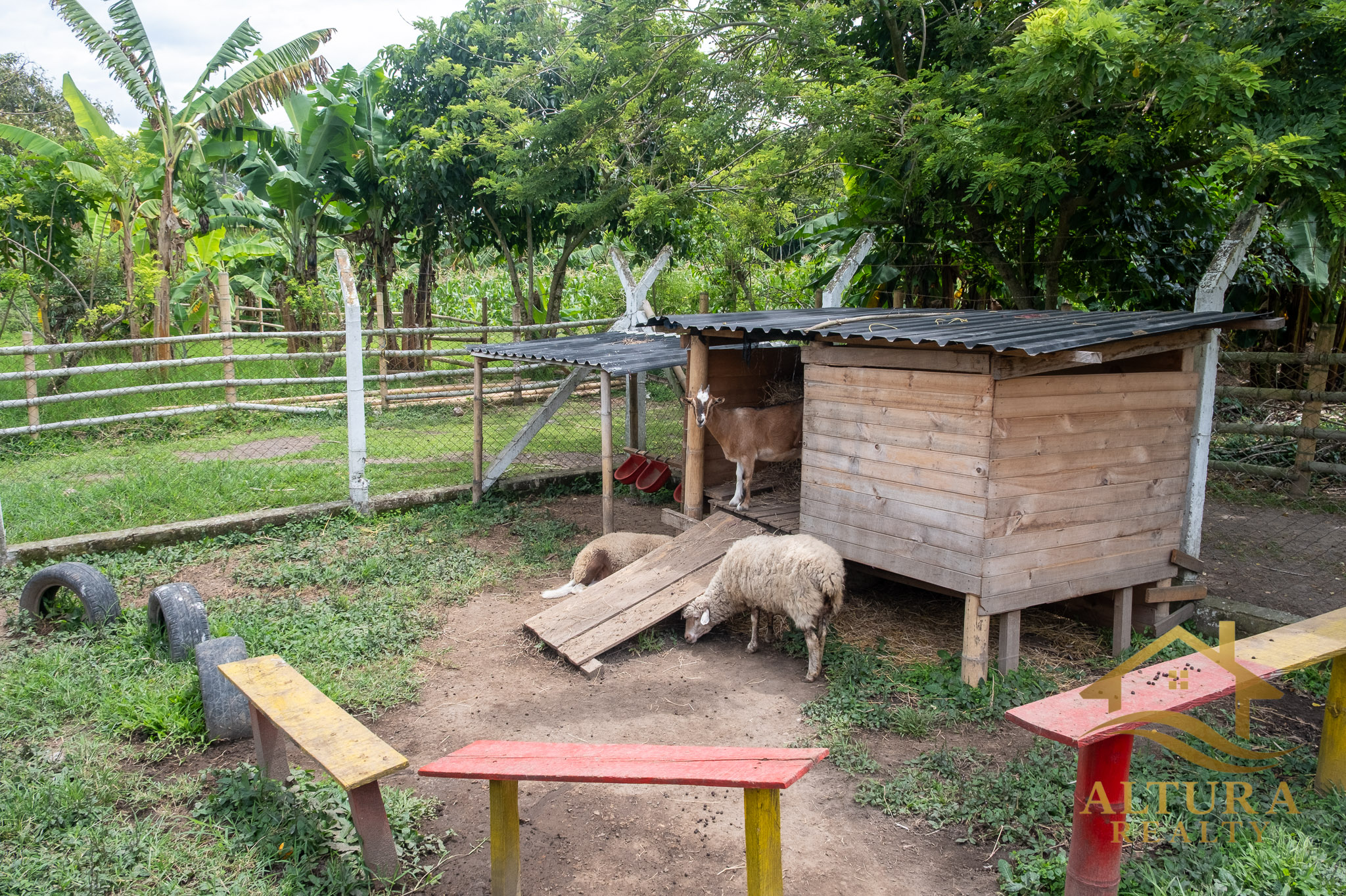 SE VENDE RESTAURANTE CON GRANJA TURISTICA CERCA AL PARQUE DEL CAFE