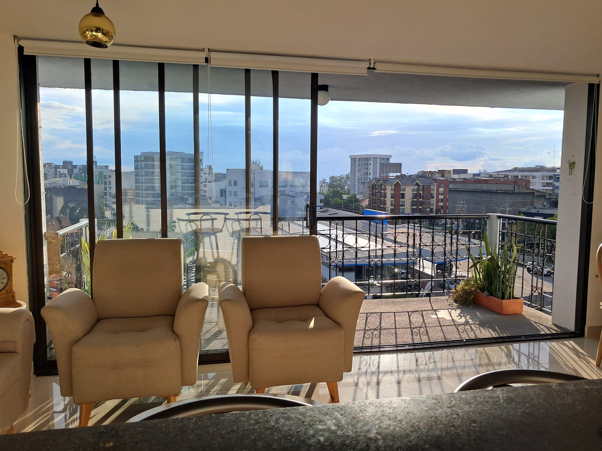 Apartamento dúplex de 3 habitaciones con dos balcones en Armenia