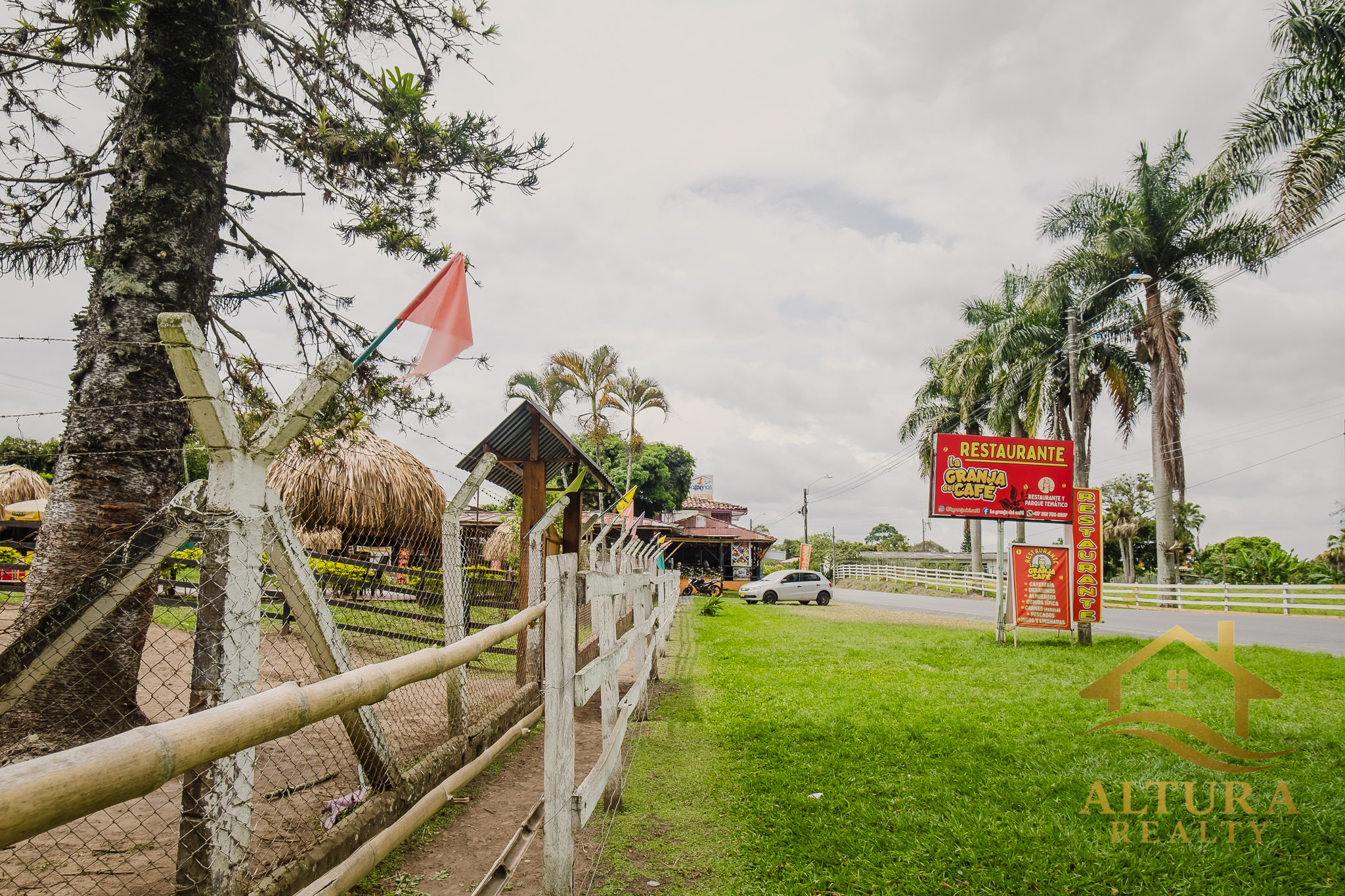 SE VENDE RESTAURANTE CON GRANJA TURISTICA CERCA AL PARQUE DEL CAFE