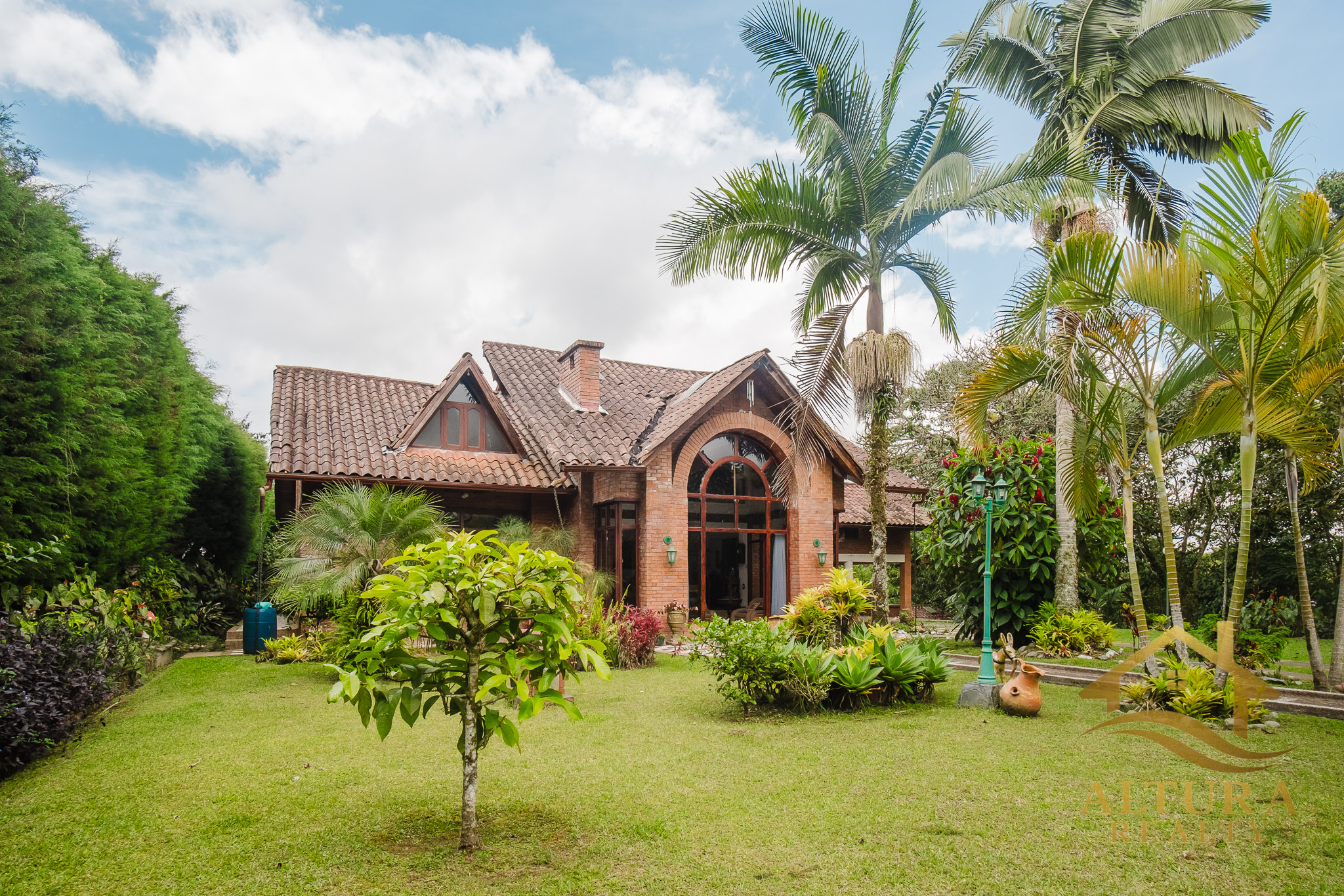 Casa Campestre  En Venta En Circasia Com Amplios Jardines-PROP-001