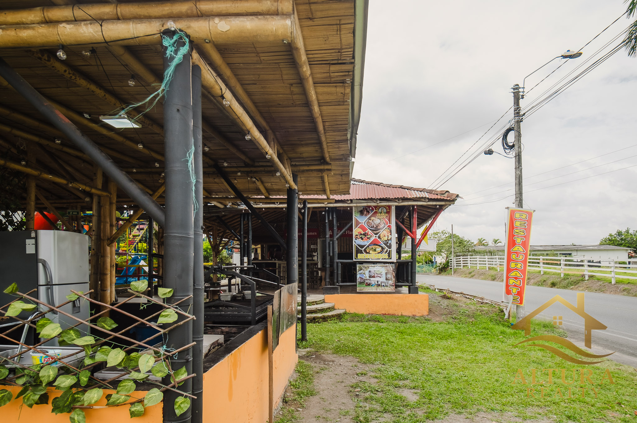 SE VENDE RESTAURANTE CON GRANJA TURISTICA CERCA AL PARQUE DEL CAFE
