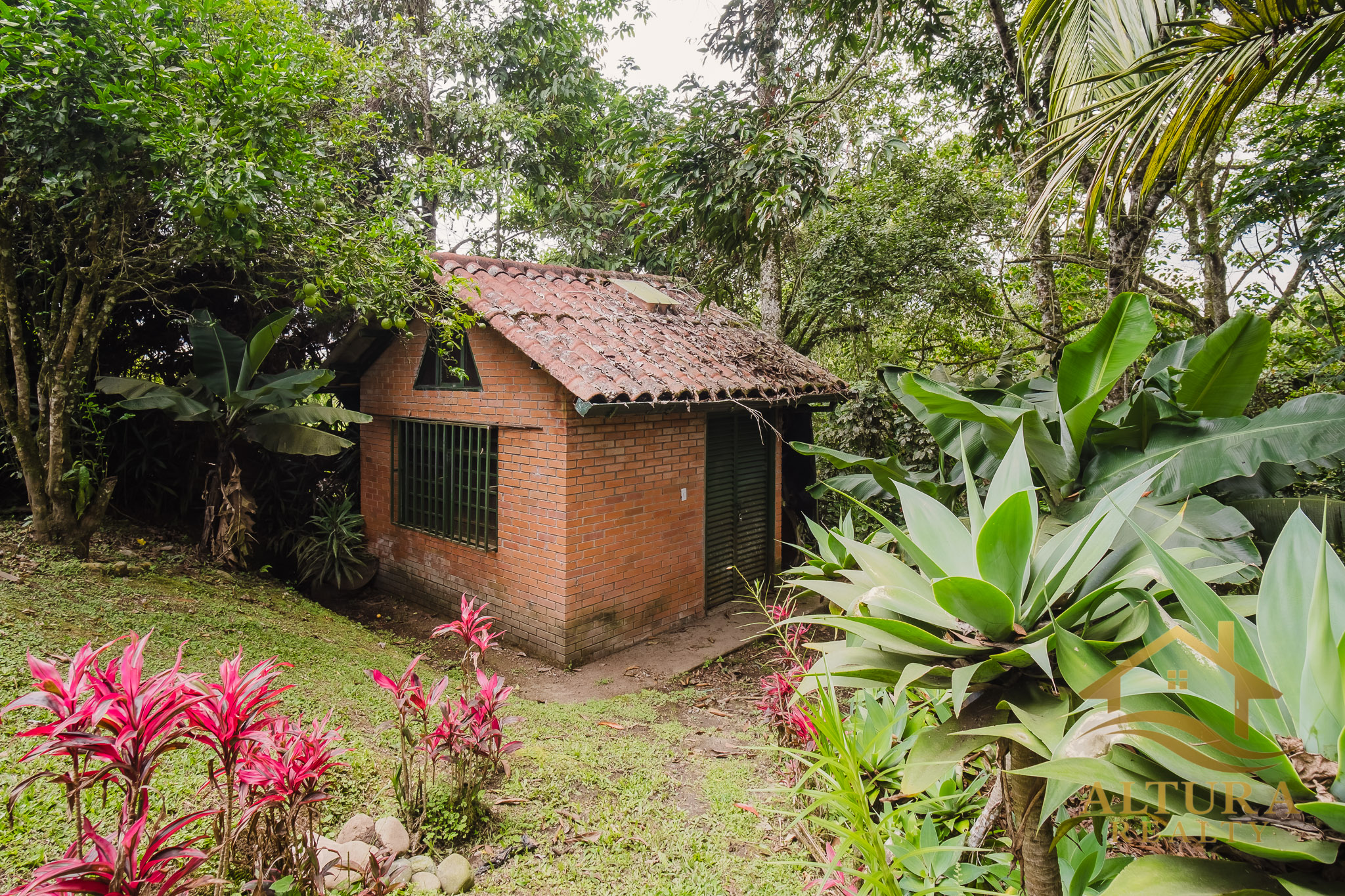 Casa Campestre  En Venta En Circasia Com Amplios Jardines-PROP-001