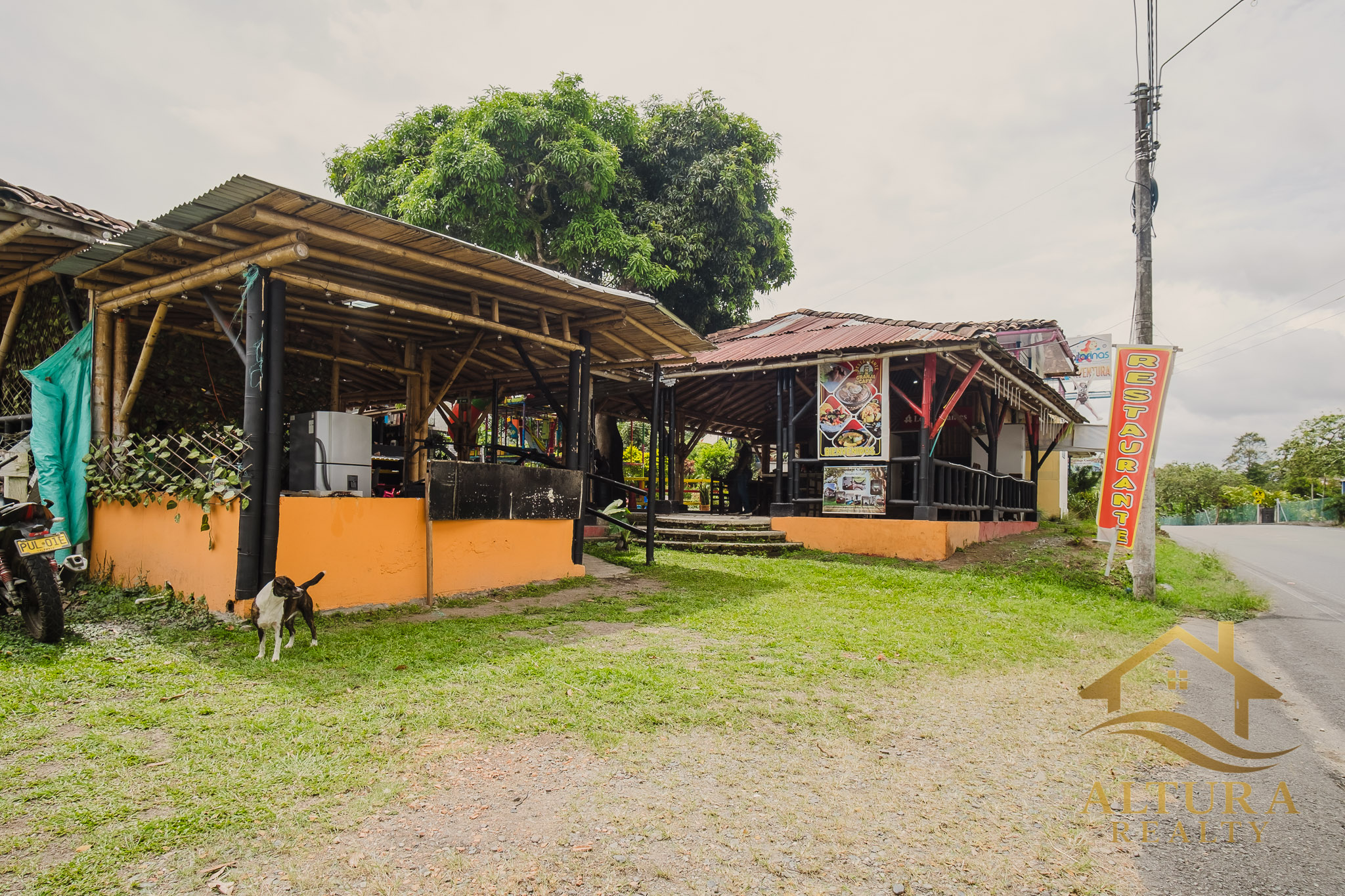SE VENDE RESTAURANTE CON GRANJA TURISTICA CERCA AL PARQUE DEL CAFE