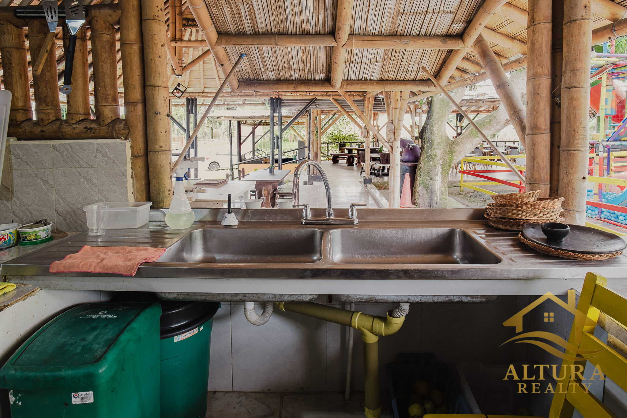 SE VENDE RESTAURANTE CON GRANJA TURISTICA CERCA AL PARQUE DEL CAFE