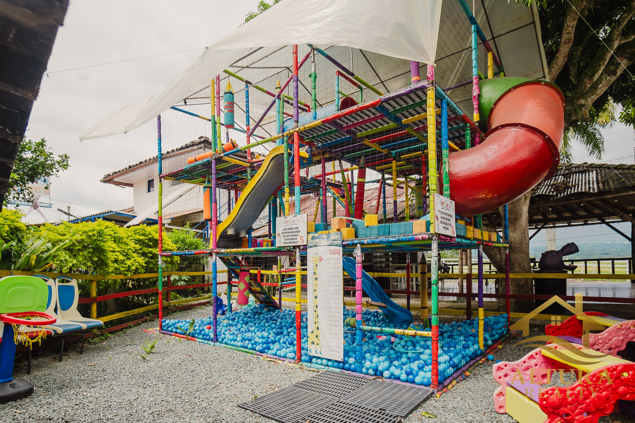 SE VENDE RESTAURANTE CON GRANJA TURISTICA CERCA AL PARQUE DEL CAFE