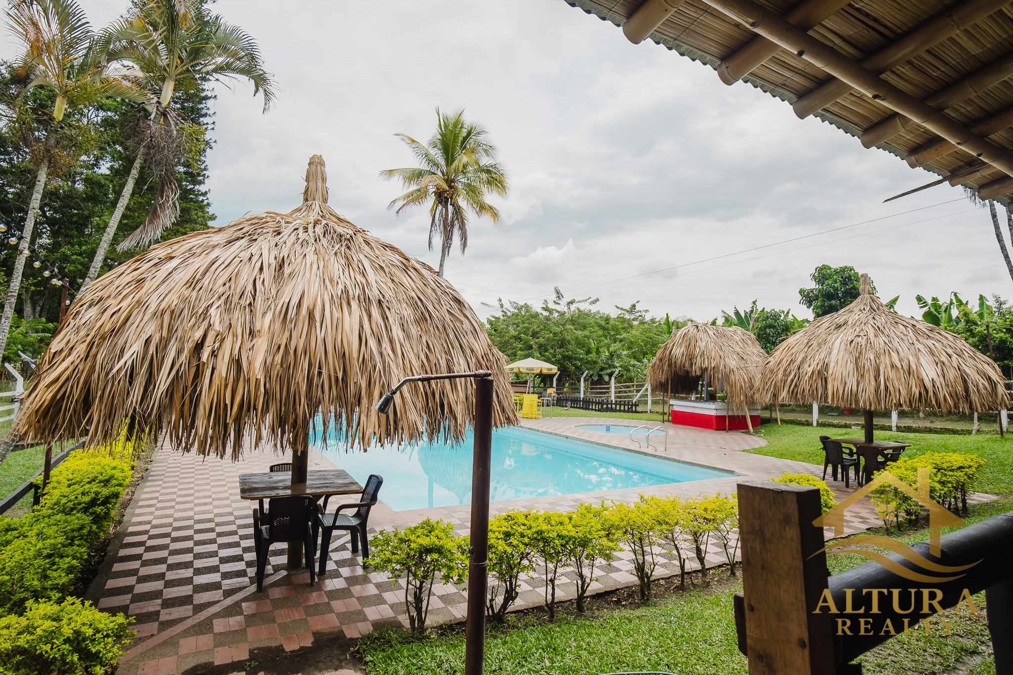 SE VENDE RESTAURANTE CON GRANJA TURISTICA CERCA AL PARQUE DEL CAFE
