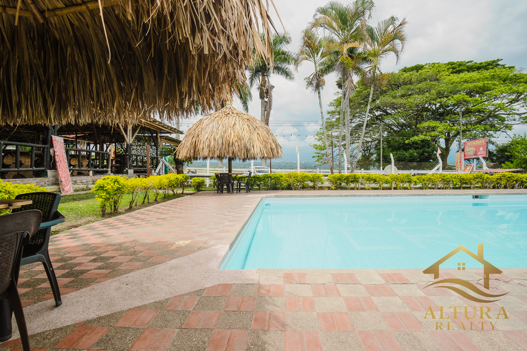 SE VENDE RESTAURANTE CON GRANJA TURISTICA CERCA AL PARQUE DEL CAFE
